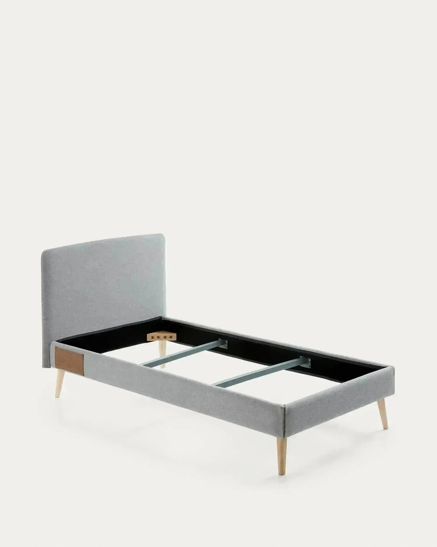 Elegantes Dyla Bett von Kave Home: Hellgrauer, abnehmbarer Bezug, massive Buchenbeine, ideal für 90x190 cm Matratzen. Stilvoll & funktional.