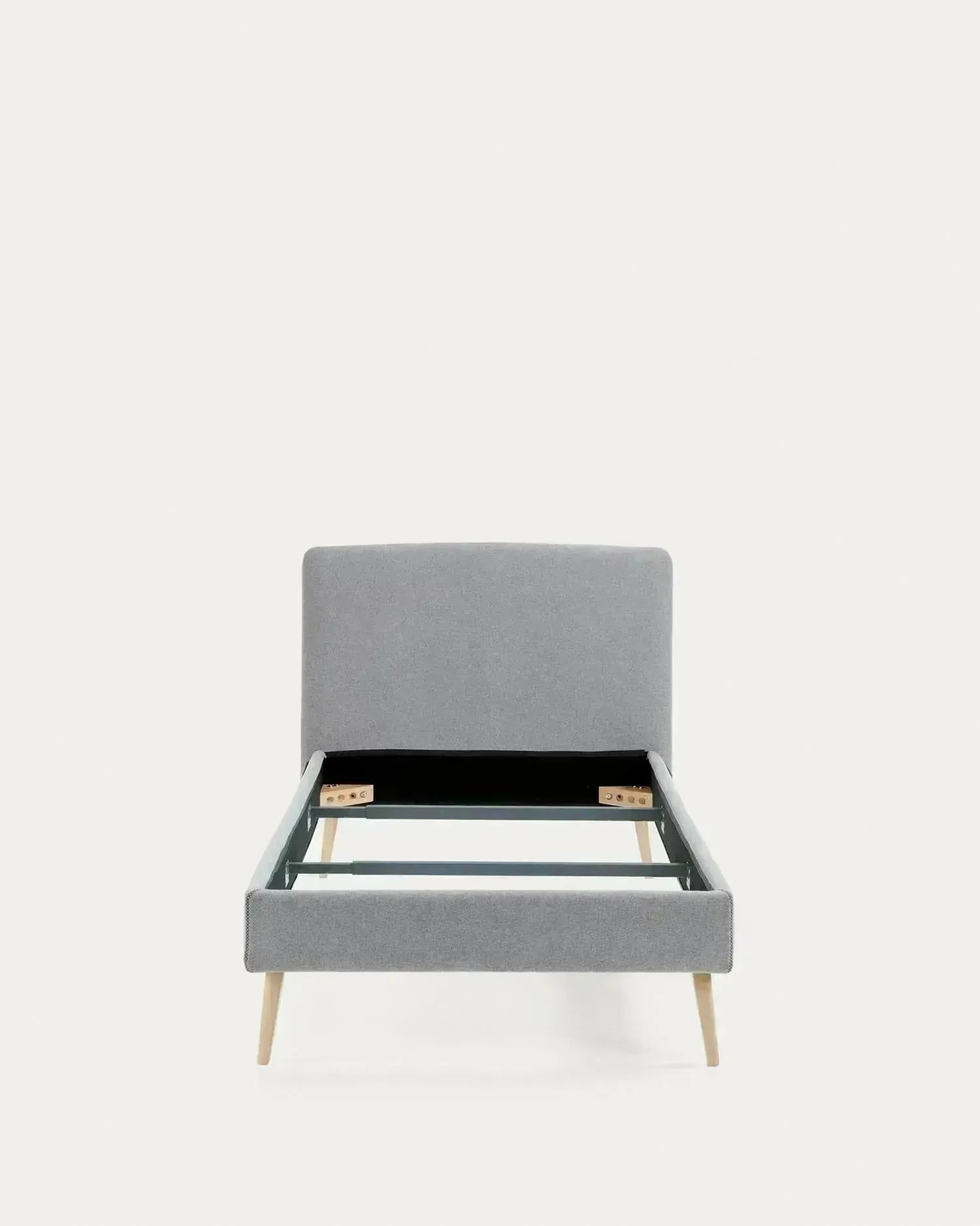 Elegantes Dyla Bett mit hellgrauem, abnehmbarem Bezug, massiven Buchenholzbeinen, ideal für 90x190 cm Matratzen, von Kave Home.