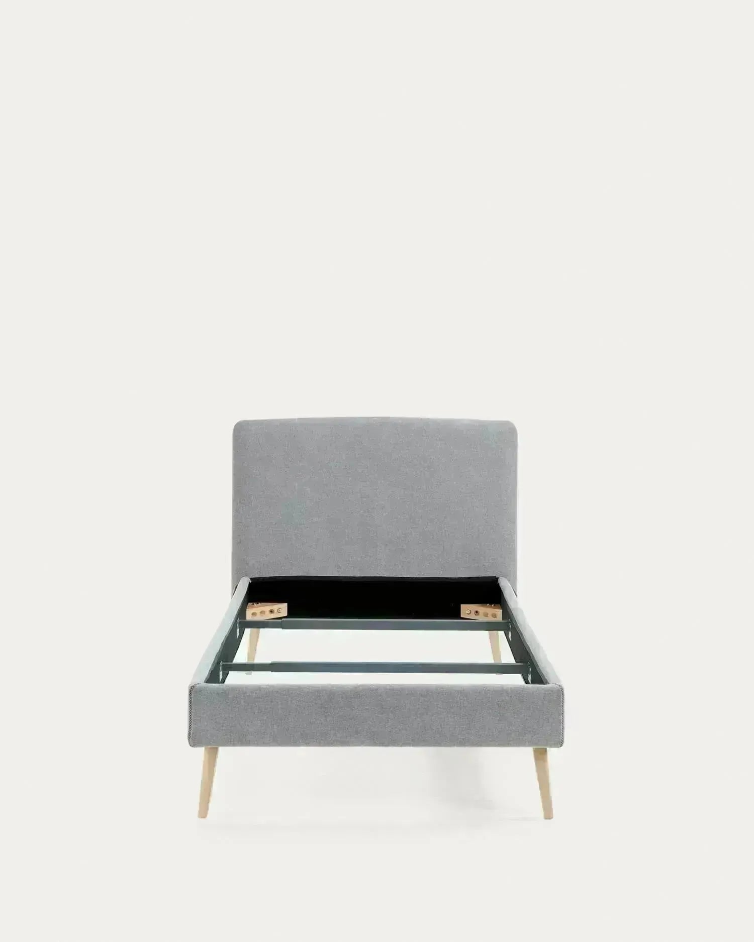 Elegantes Dyla Bett mit hellgrauem, abnehmbarem Bezug, massiven Buchenholzbeinen, ideal für 90x190 cm Matratzen, von Kave Home.