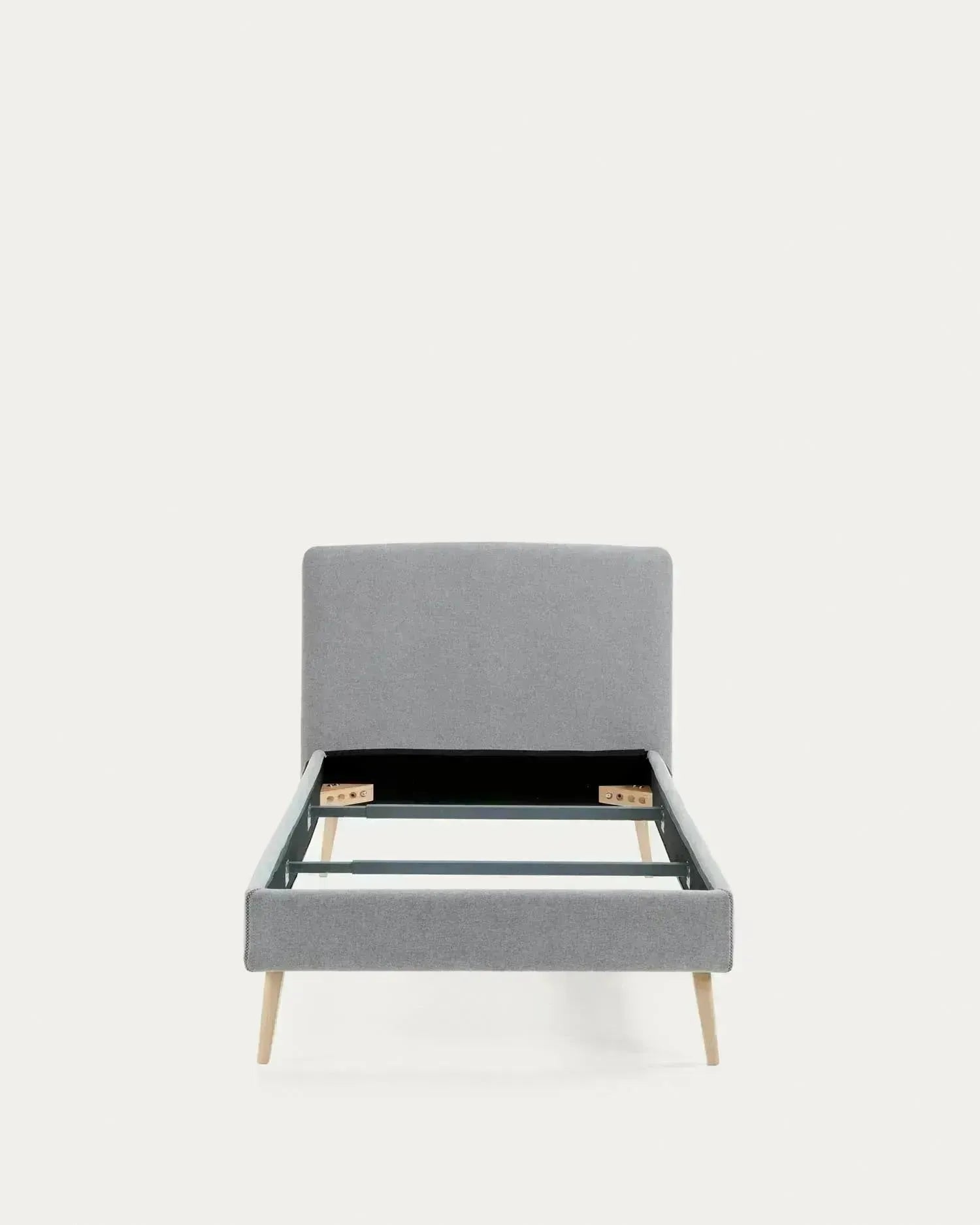 Elegantes Dyla Bett mit hellgrauem, abnehmbarem Bezug, massiven Buchenholzbeinen, ideal für 90x190 cm Matratzen, von Kave Home.