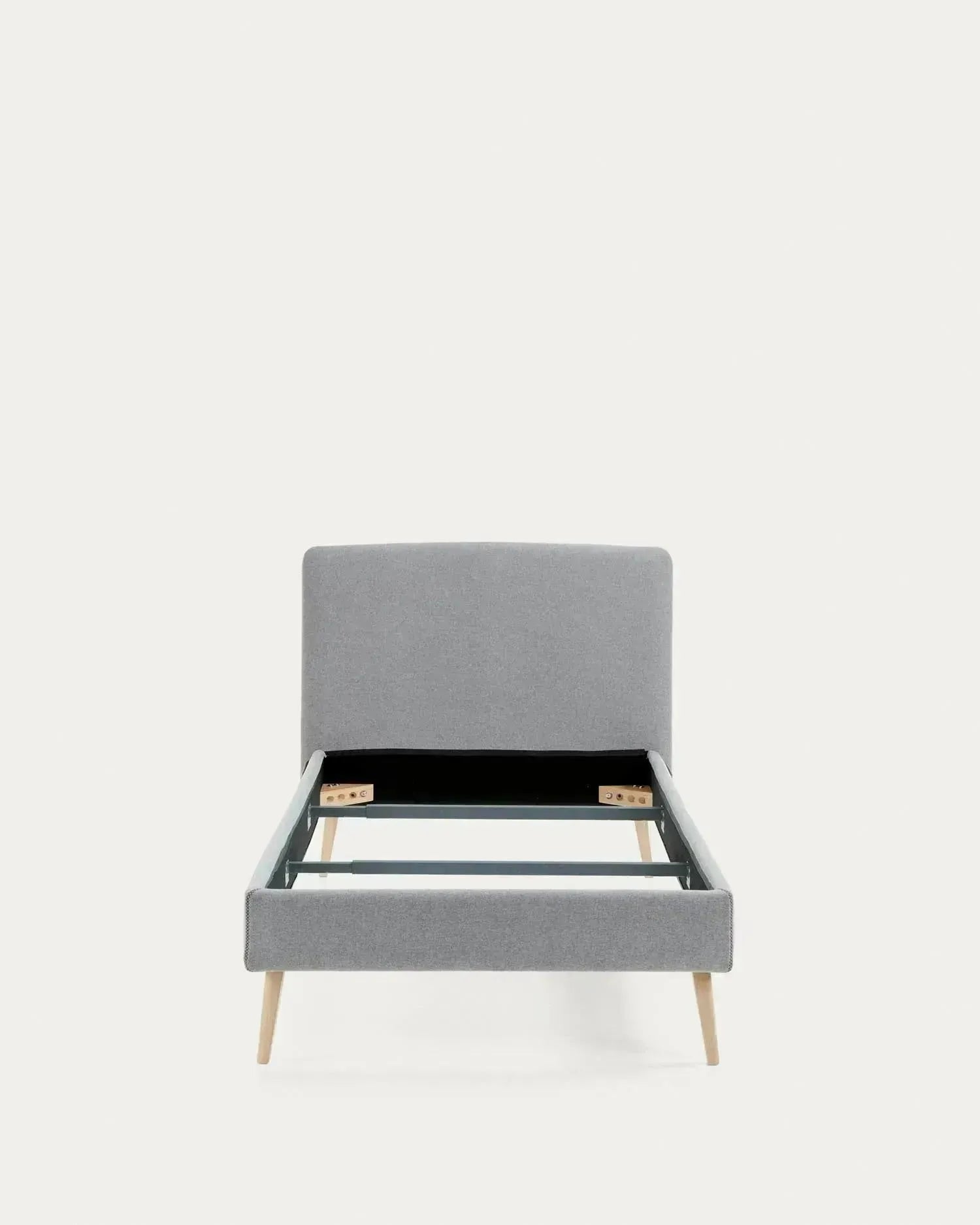 Elegantes Dyla Bett mit hellgrauem, abnehmbarem Bezug, massiven Buchenholzbeinen, ideal für 90x190 cm Matratzen, von Kave Home.