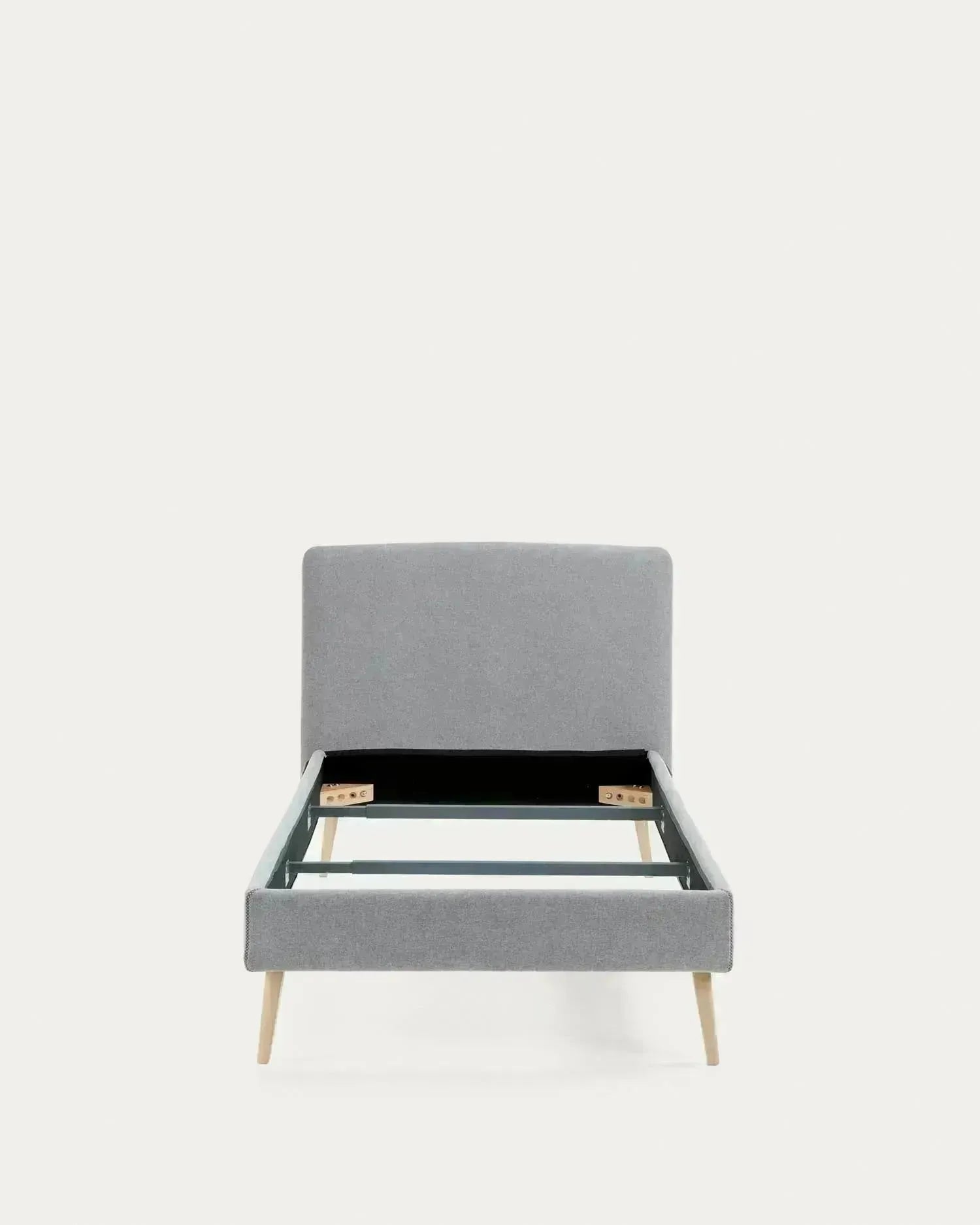 Elegantes Dyla Bett mit hellgrauem, abnehmbarem Bezug, massiven Buchenholzbeinen, ideal für 90x190 cm Matratzen, von Kave Home.