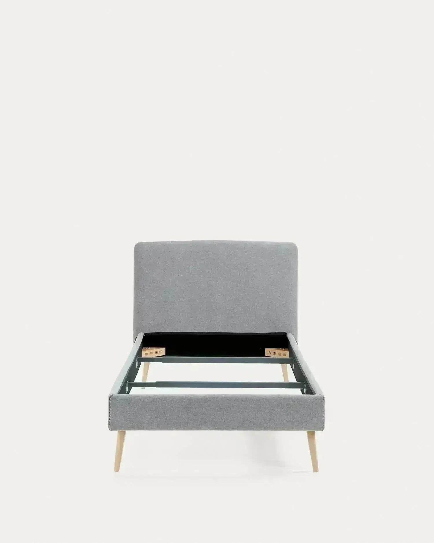Elegantes Dyla Bett mit hellgrauem, abnehmbarem Bezug, massiven Buchenholzbeinen, ideal für 90x190 cm Matratzen, von Kave Home.