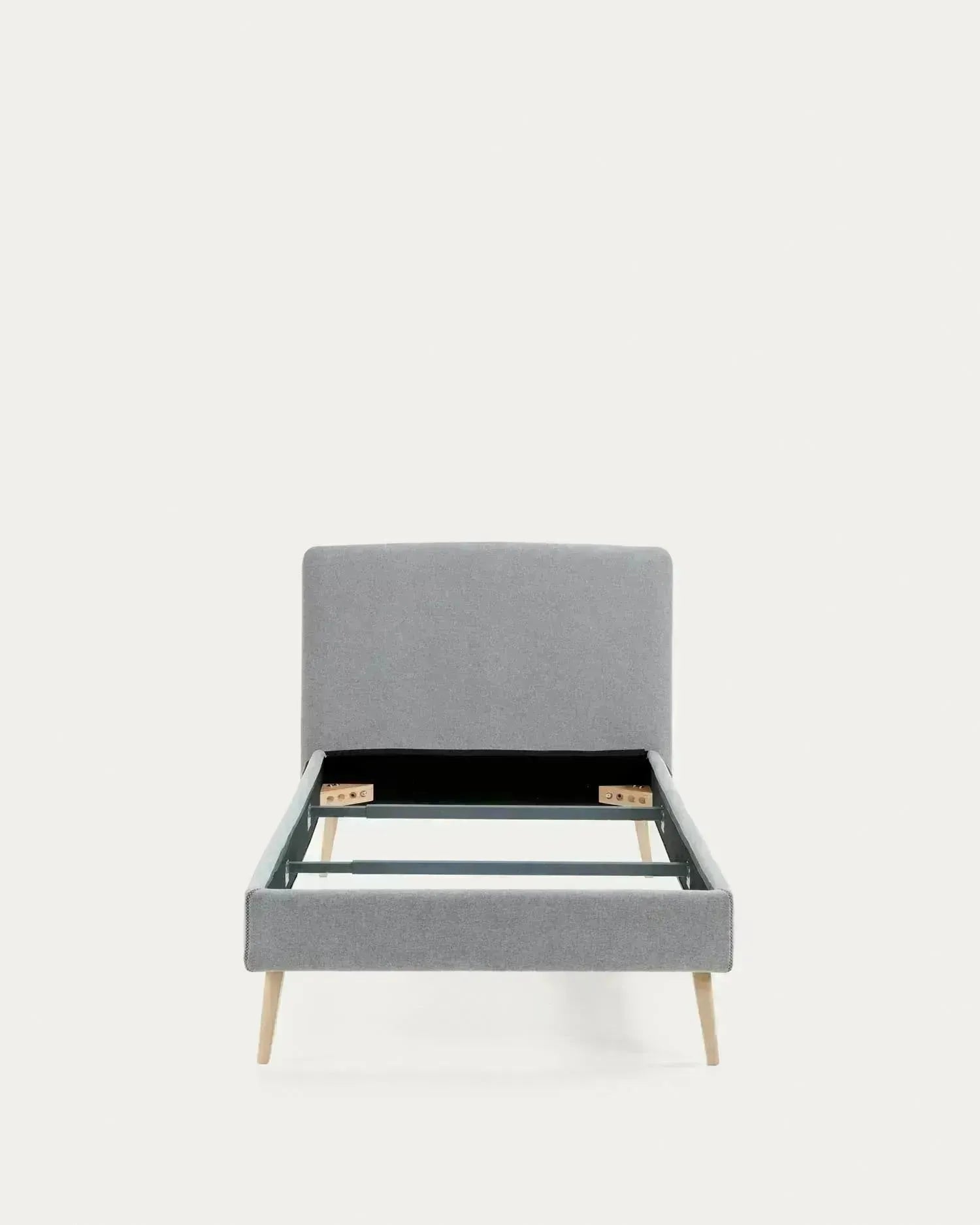 Elegantes Dyla Bett mit hellgrauem, abnehmbarem Bezug, massiven Buchenholzbeinen, ideal für 90x190 cm Matratzen, von Kave Home.