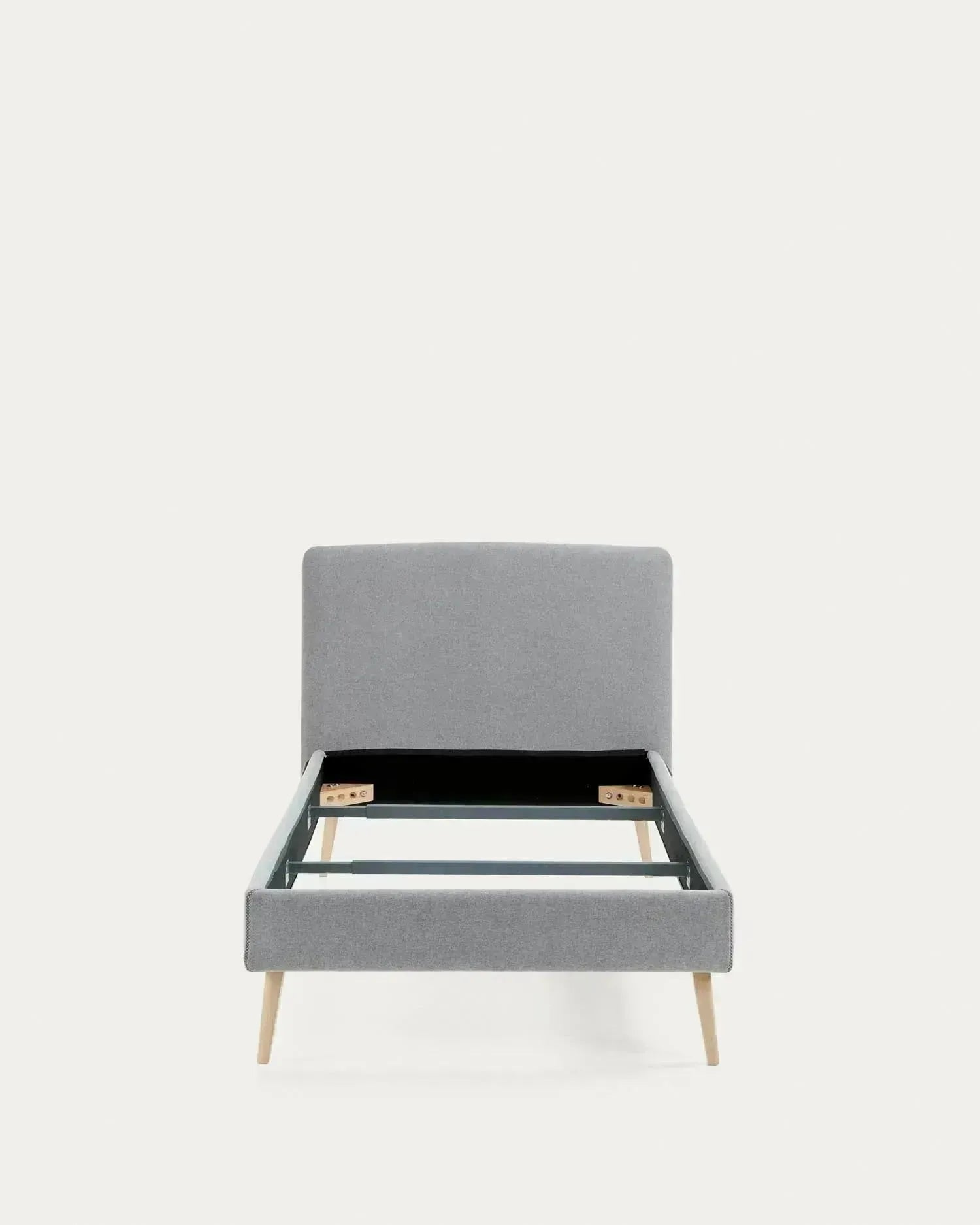 Elegantes Dyla Bett mit hellgrauem, abnehmbarem Bezug, massiven Buchenholzbeinen, ideal für 90x190 cm Matratzen, von Kave Home.