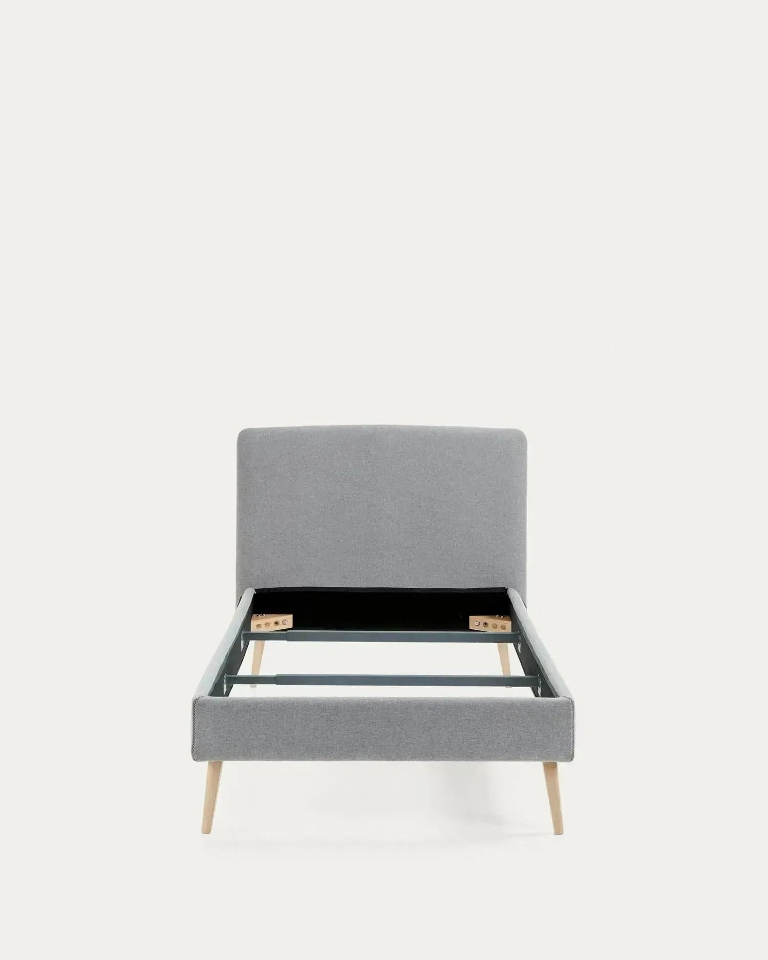 Elegantes Dyla Bett mit hellgrauem, abnehmbarem Bezug, massiven Buchenholzbeinen, ideal für 90x190 cm Matratzen, von Kave Home.