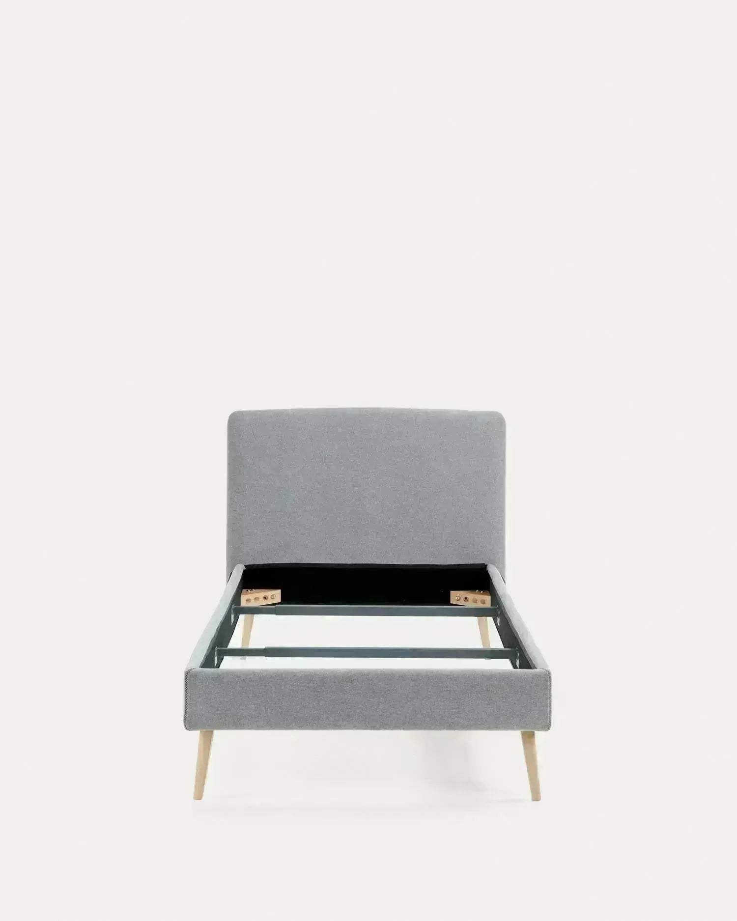 Elegantes Dyla Bett mit hellgrauem, abnehmbarem Bezug, massiven Buchenholzbeinen, ideal für 90x190 cm Matratzen, von Kave Home.