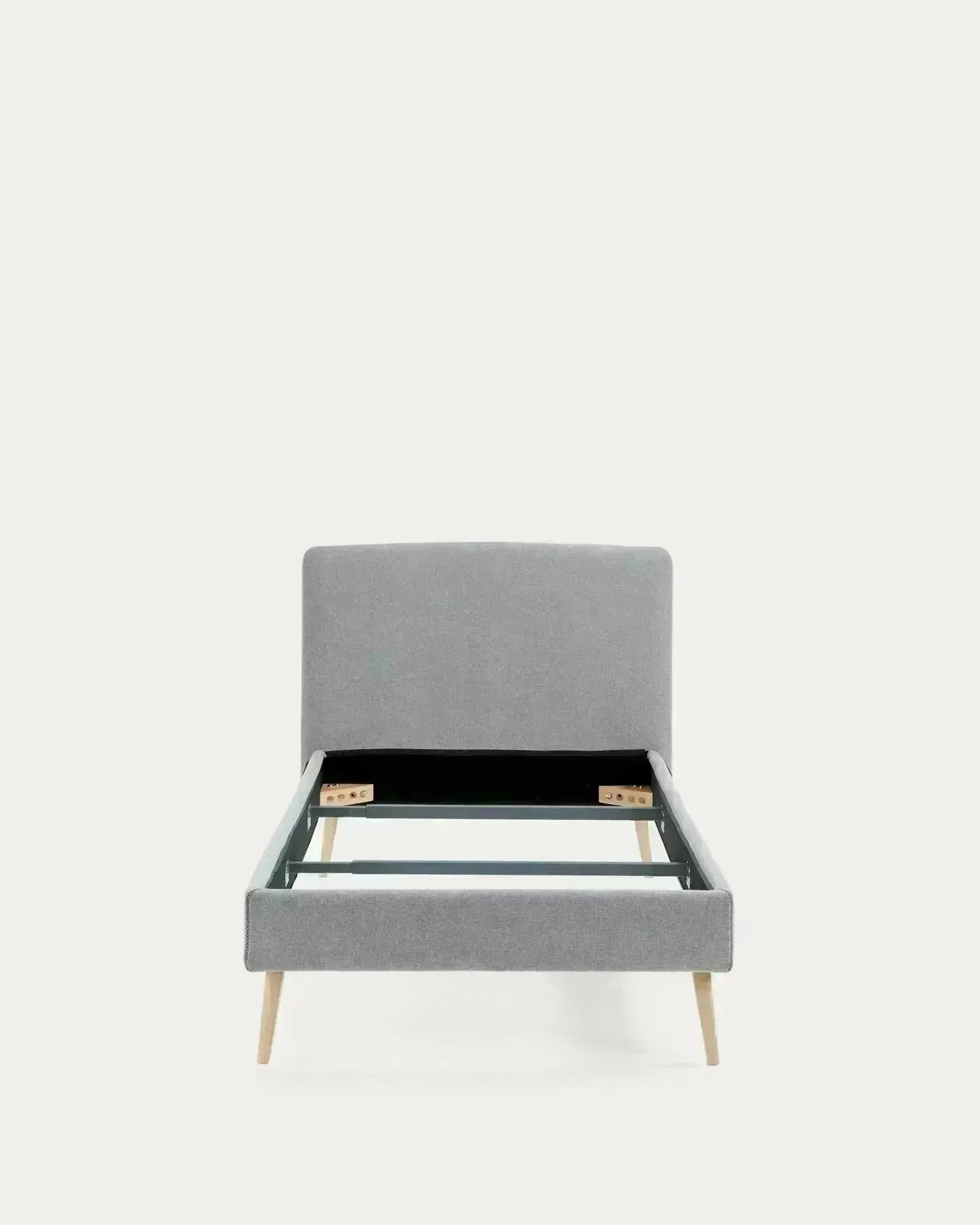 Elegantes Dyla Bett mit hellgrauem, abnehmbarem Bezug, massiven Buchenholzbeinen, ideal für 90x190 cm Matratzen, von Kave Home.