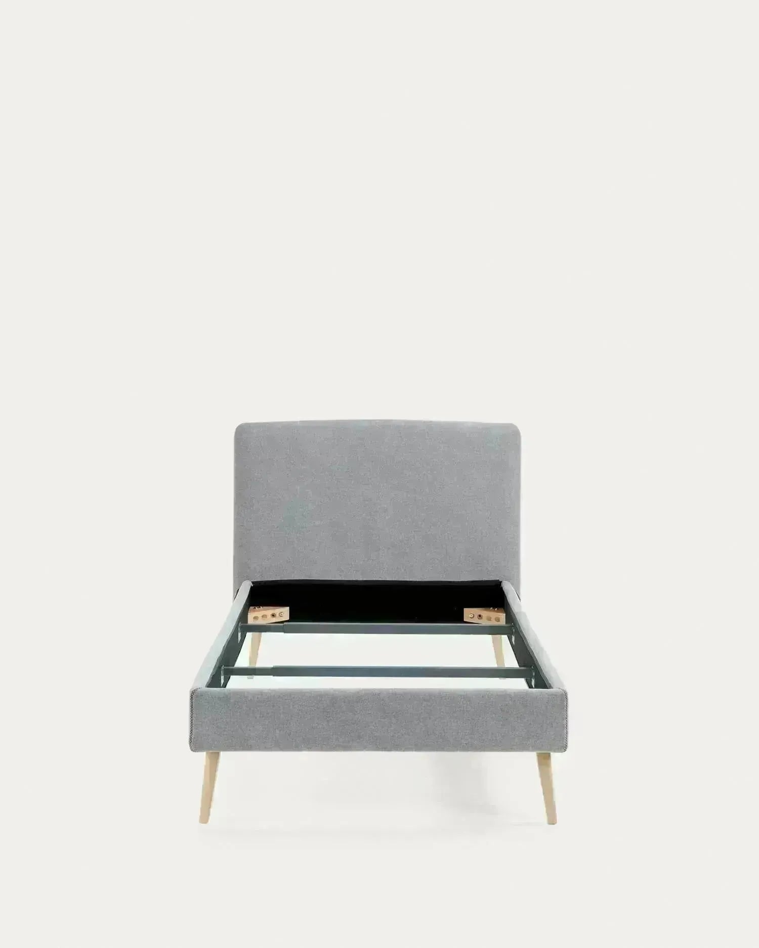 Elegantes Dyla Bett mit hellgrauem, abnehmbarem Bezug, massiven Buchenholzbeinen, ideal für 90x190 cm Matratzen, von Kave Home.