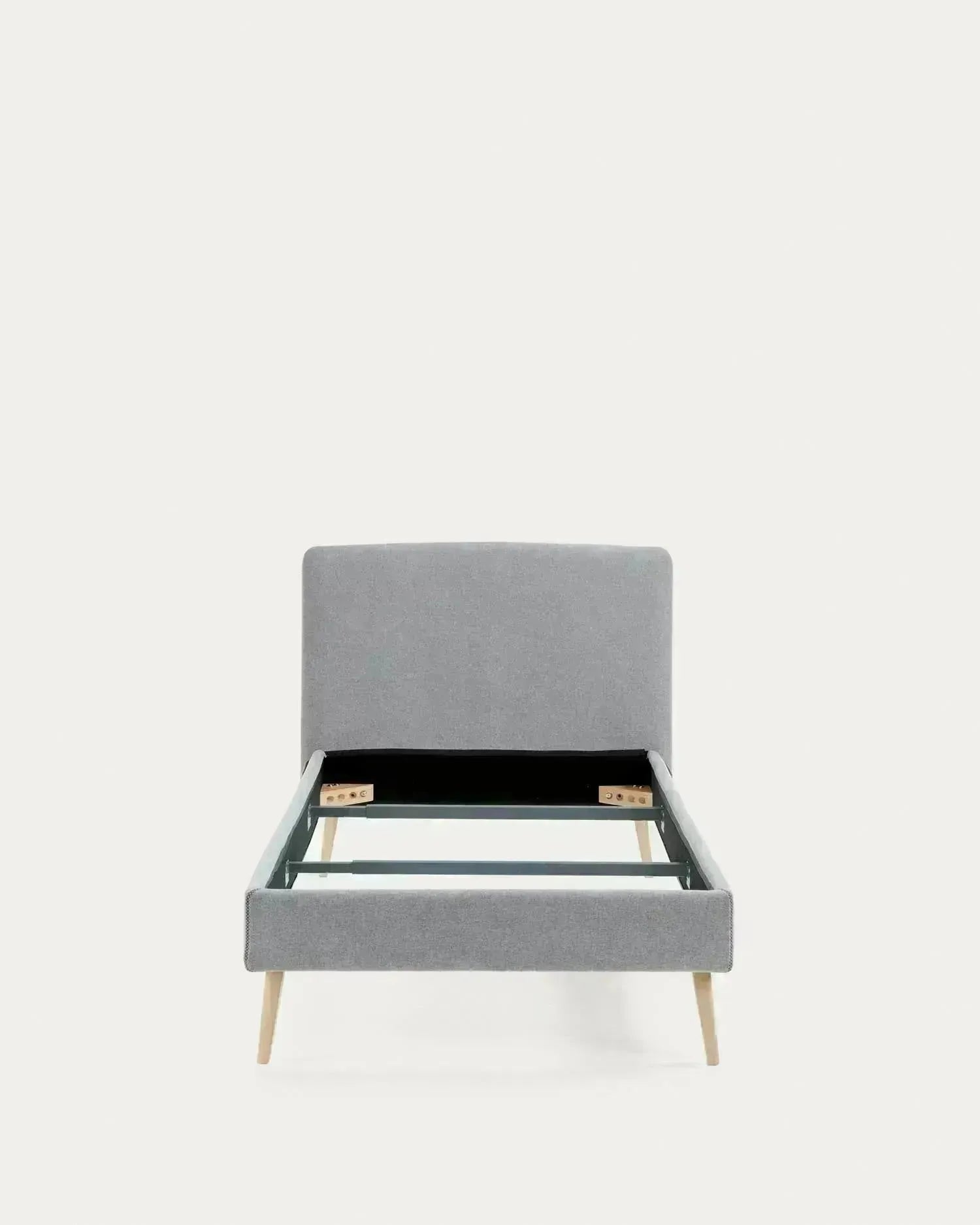 Elegantes Dyla Bett mit hellgrauem, abnehmbarem Bezug, massiven Buchenholzbeinen, ideal für 90x190 cm Matratzen, von Kave Home.