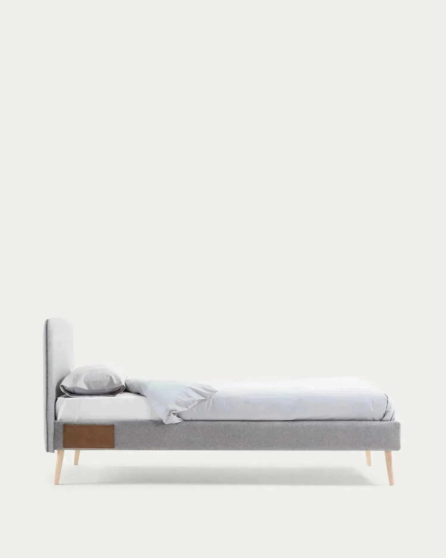Stilvolles Dyla Bett mit hellgrauem Bezug, abnehmbar, Beine aus massiver Buche, passend für 90x190 cm Matratzen, von Kave Home.