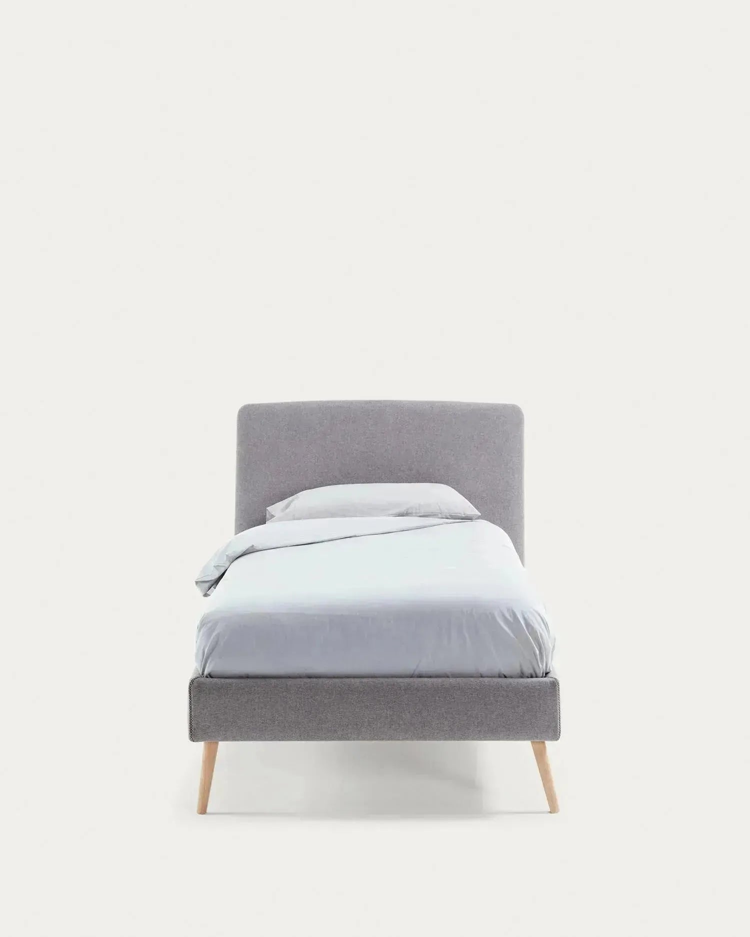 Modernes Dyla Bett mit abnehmbarem hellgrauem Bezug, stabilen Buchenholzbeinen, passend für 90x190 cm Matratzen, von Kave Home.