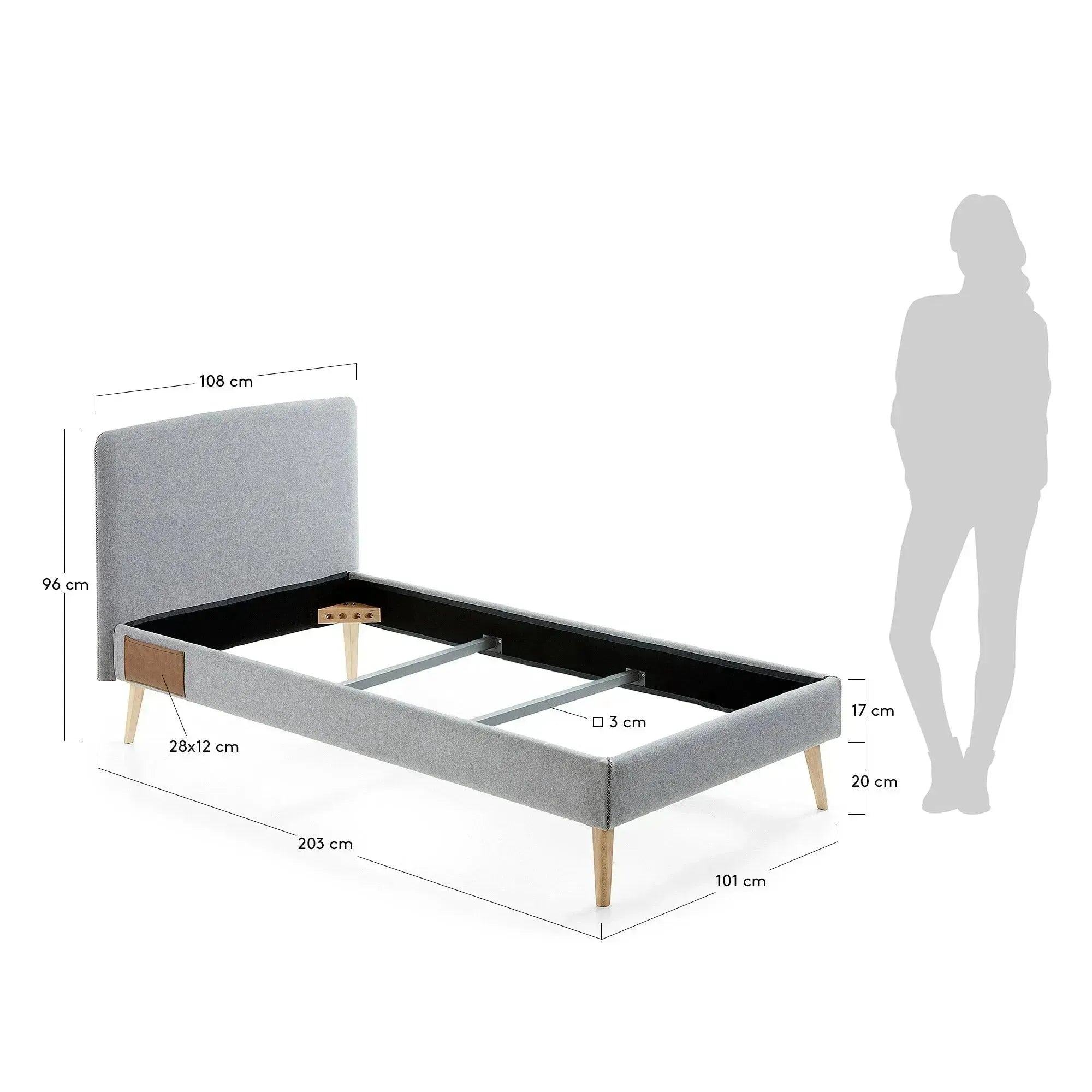 Stilvolles Dyla Bett mit hellgrauem Bezug, abnehmbar, Beine aus massiver Buche, passend für 90x190 cm Matratzen, von Kave Home.