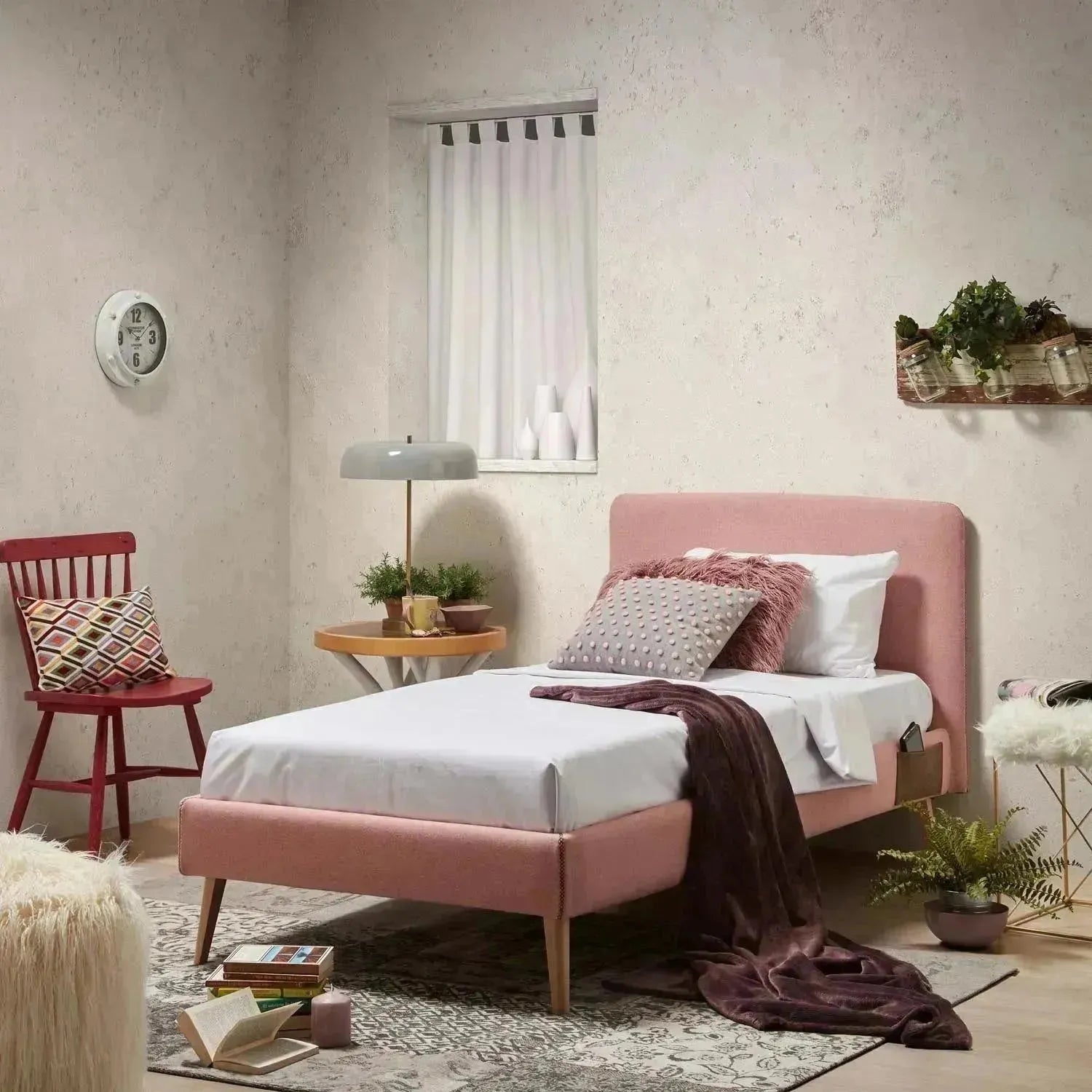 Das Dyla Bett von Kave Home bietet Komfort und Stil mit rosa abnehmbarem Bezug, massiven Buchenbeinen und 90x190 cm Matratzenmaß.