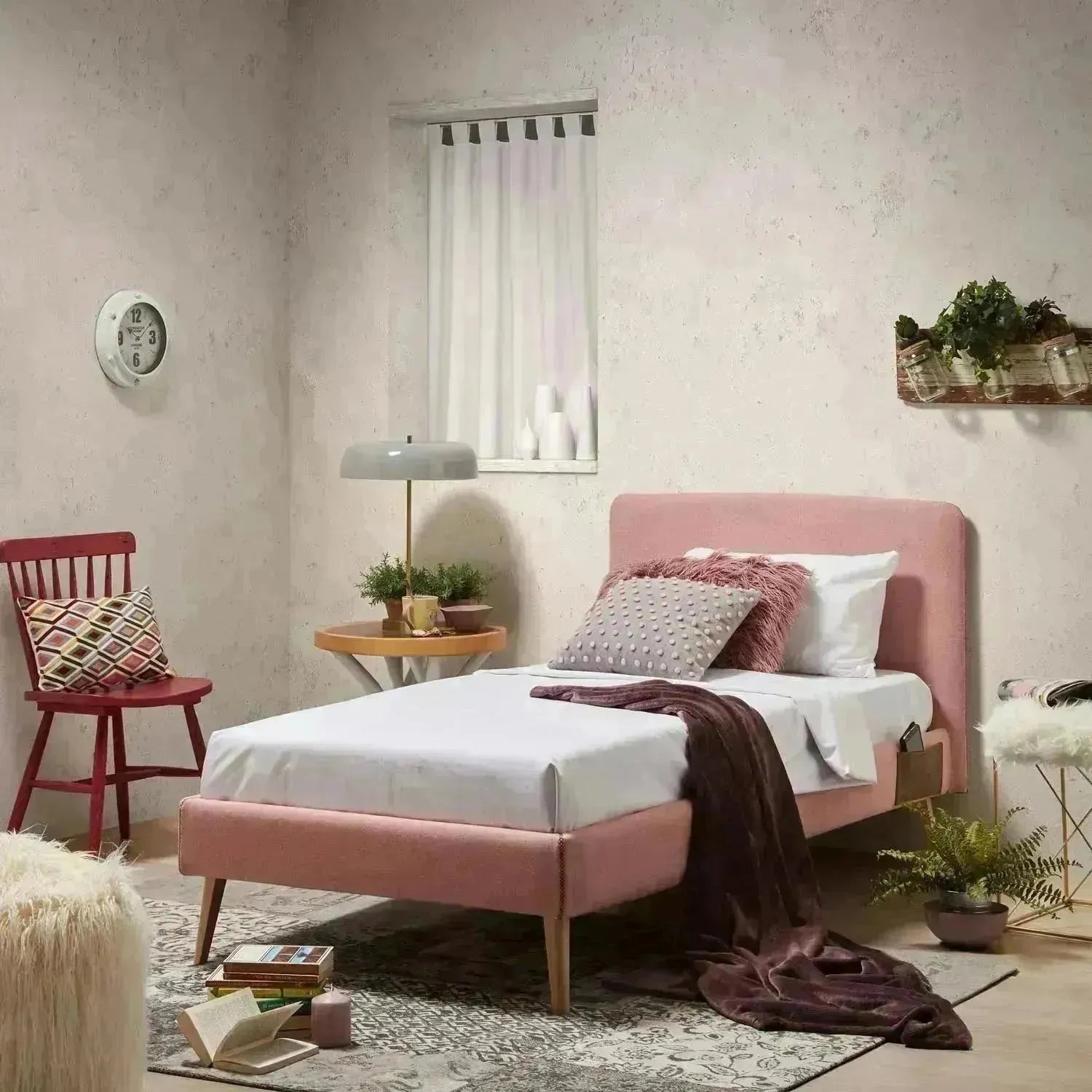 Das Dyla Bett von Kave Home bietet Komfort und Stil mit rosa abnehmbarem Bezug, massiven Buchenbeinen und 90x190 cm Matratzenmaß.