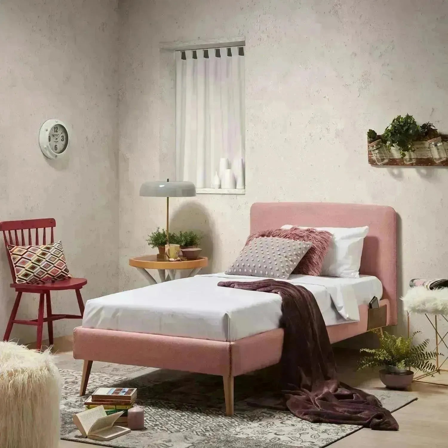 Das Dyla Bett von Kave Home bietet Komfort und Stil mit rosa abnehmbarem Bezug, massiven Buchenbeinen und 90x190 cm Matratzenmaß.