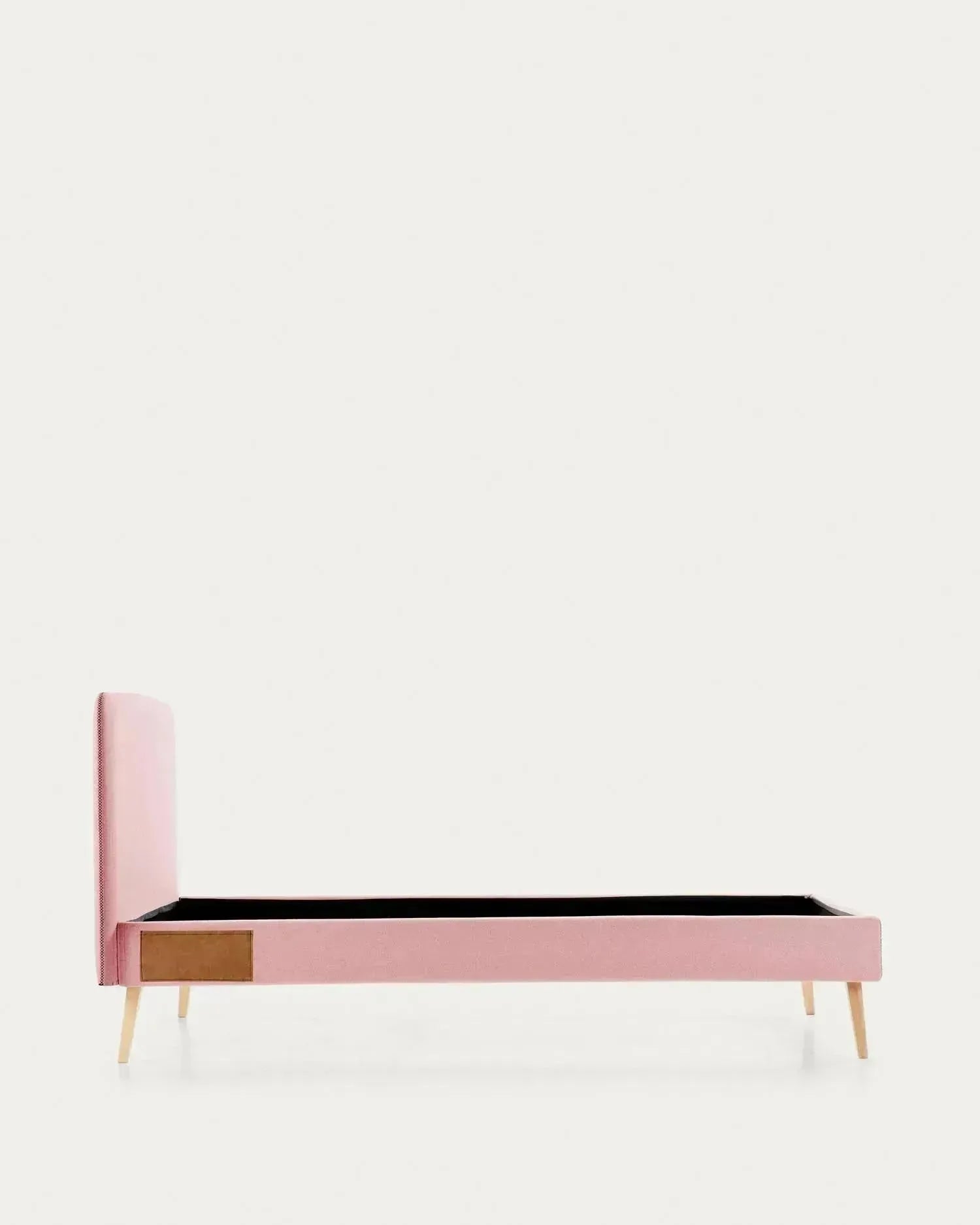 Das Dyla Bett von Kave Home bietet Komfort und Stil mit rosa abnehmbarem Bezug, stabilen Buchenholzbeinen und 90x190 cm Matratzenmaß.