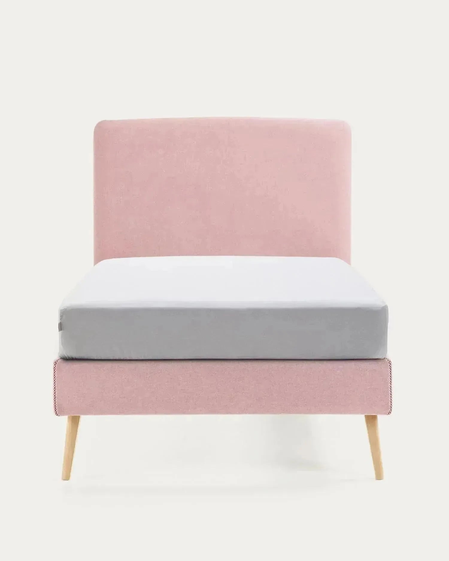 Das Dyla Bett von Kave Home kombiniert rosa abnehmbaren Bezug, massive Buchenholzbeine und 90x190 cm Matratzenmaß für Stil und Komfort.