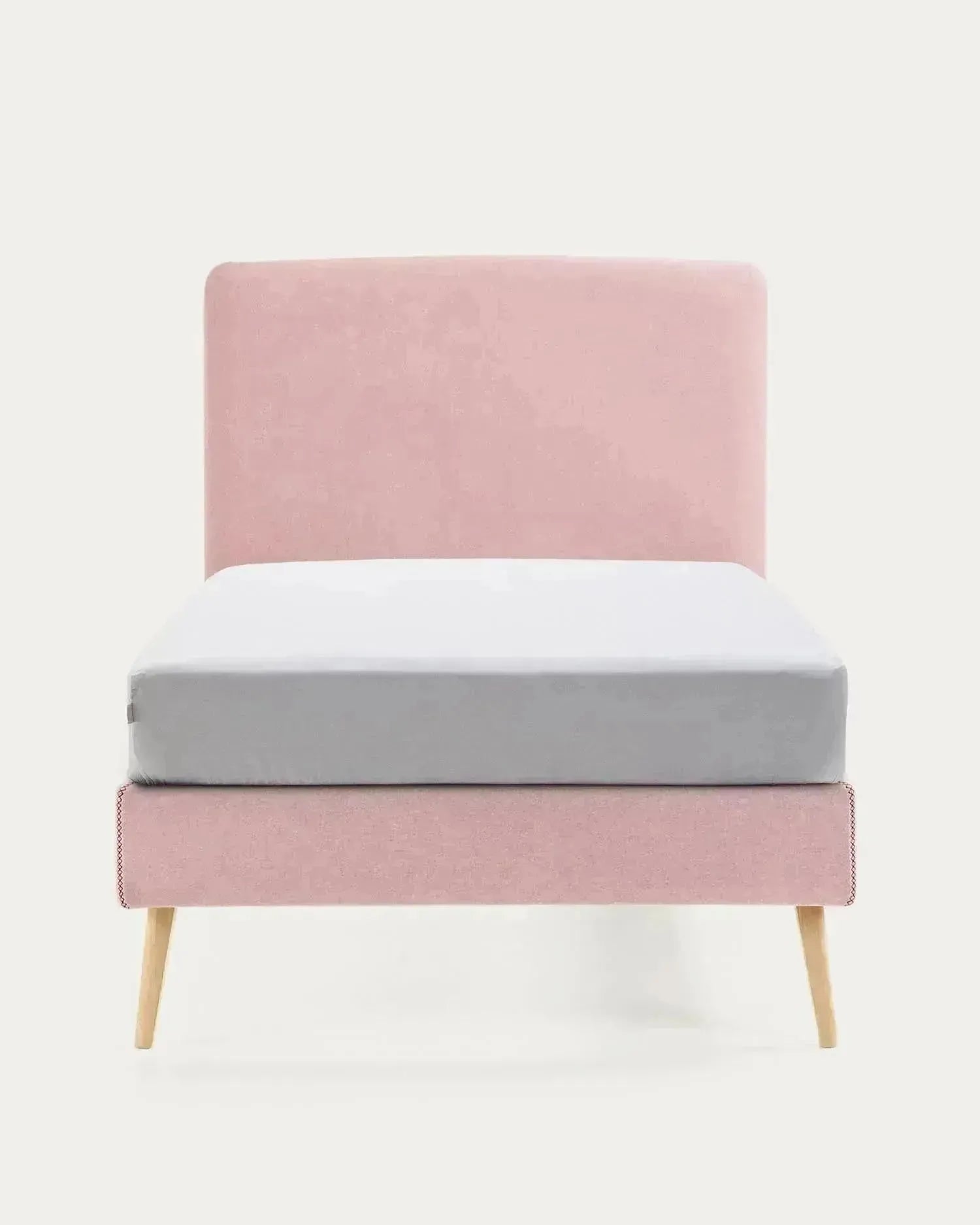 Das Dyla Bett von Kave Home kombiniert rosa abnehmbaren Bezug, massive Buchenholzbeine und 90x190 cm Matratzenmaß für Stil und Komfort.