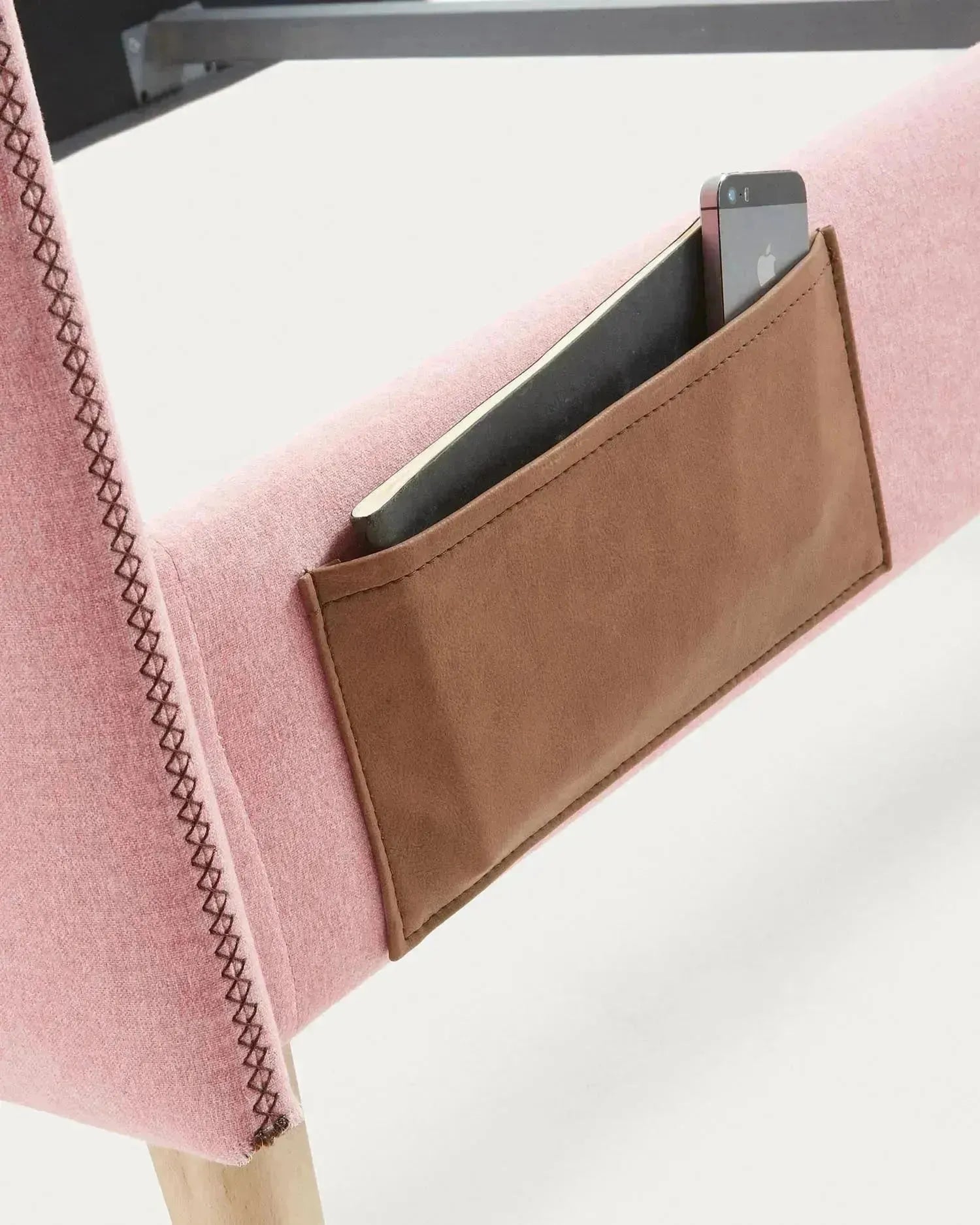 Das Dyla Bett von Kave Home bietet Stil und Funktionalität mit rosa Bezug, Buchenholzbeinen und Platz für eine 90x190 cm Matratze.