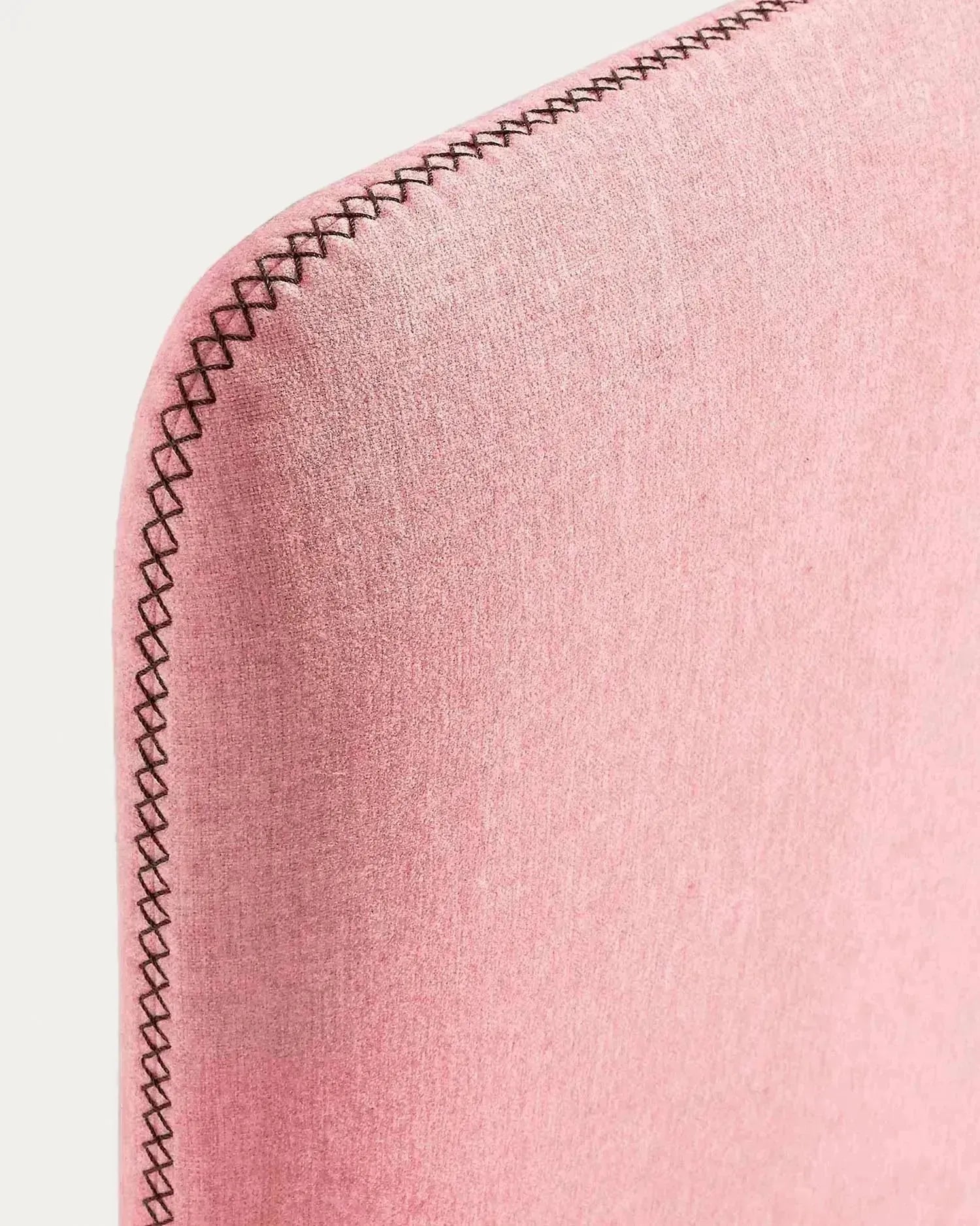 Das Dyla Bett von Kave Home kombiniert rosa abnehmbaren Bezug, massive Buchenholzbeine und Platz für eine 90x190 cm Matratze.