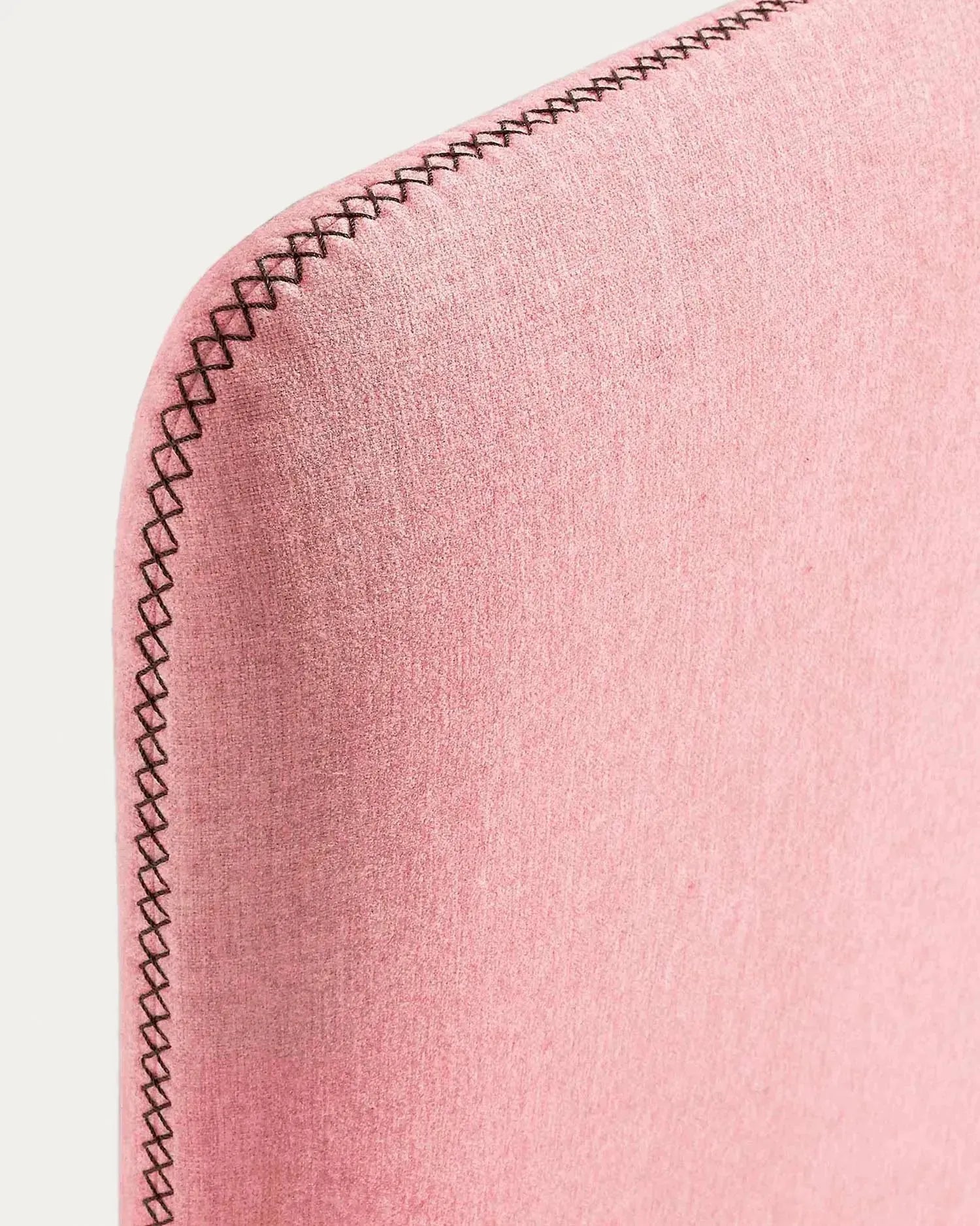 Das Dyla Bett von Kave Home kombiniert rosa abnehmbaren Bezug, massive Buchenholzbeine und Platz für eine 90x190 cm Matratze.