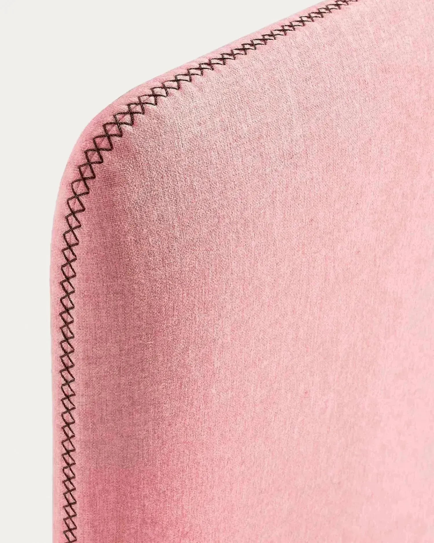 Das Dyla Bett von Kave Home kombiniert rosa abnehmbaren Bezug, massive Buchenholzbeine und Platz für eine 90x190 cm Matratze.