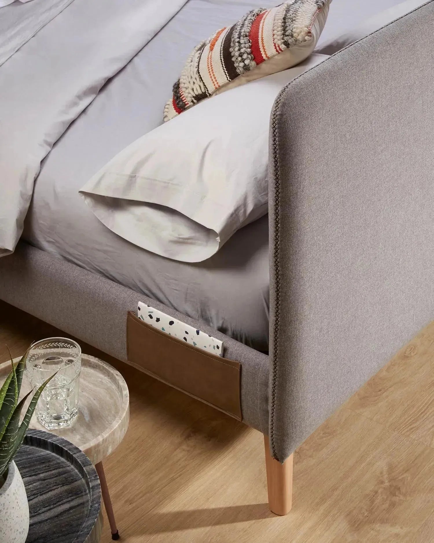 Elegantes Dyla Kopfteil in Grau, abnehmbarer Bezug, passend für 90 cm Betten, FSC-zertifiziert, von Kave Home.