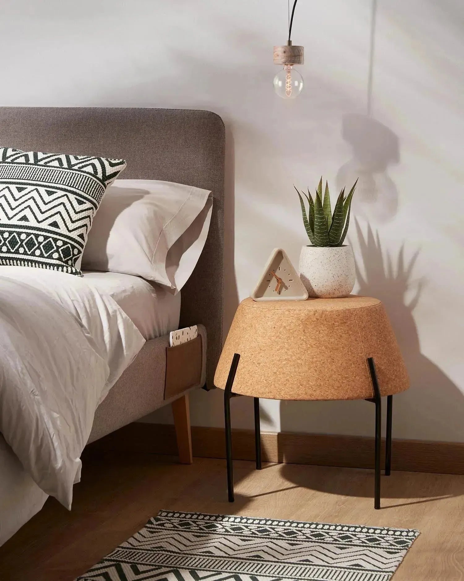 Elegantes Dyla Kopfteil in Grau, abnehmbarer Bezug, passend für 90 cm Betten, FSC-zertifiziert, von Kave Home.