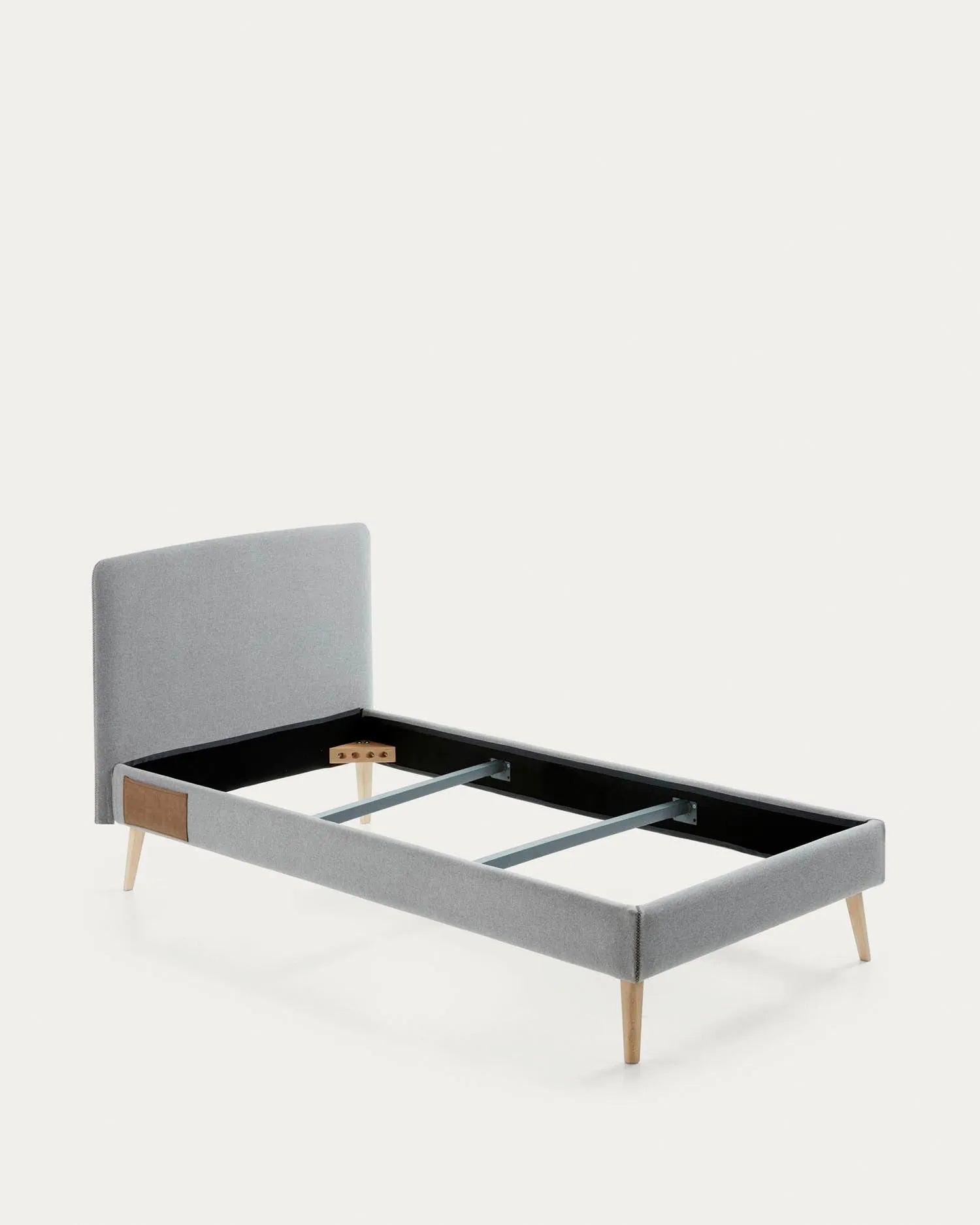 Eleganter Dyla Bezug in Grau für 90x190 cm Betten, bietet Komfort und modernen Stil. Pflegeleicht und langlebig von Kave Home.