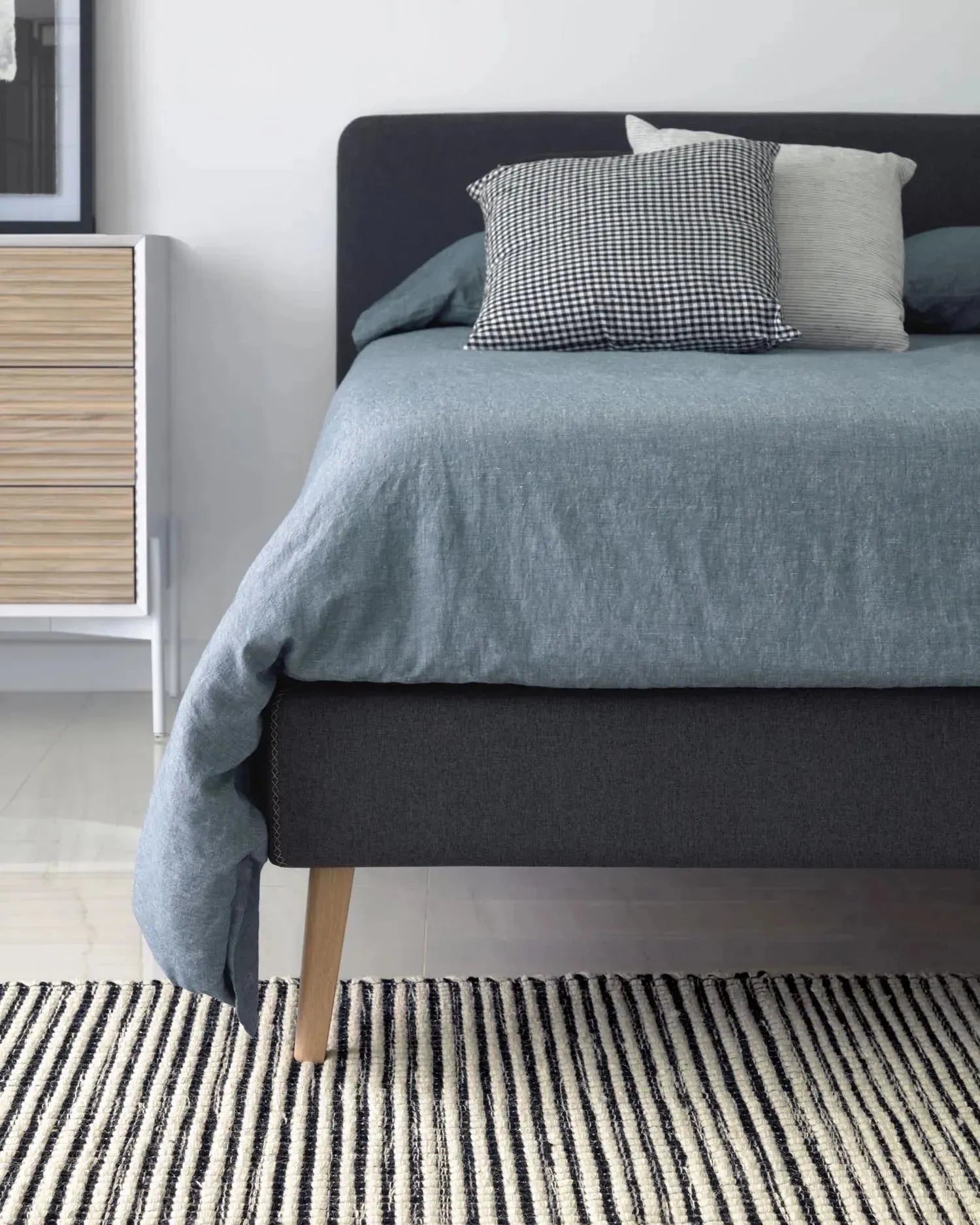 Schwarzer Dyla Bettbezug von Kave Home, ideal für 150x190 cm Betten. Modernes Design und hochwertige Verarbeitung.