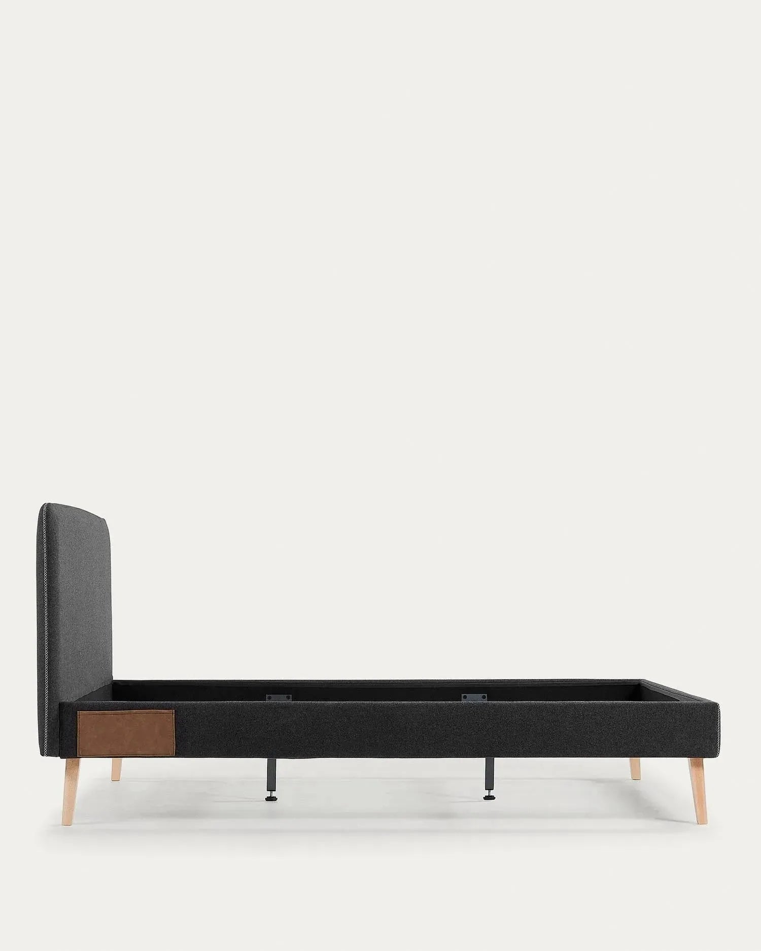 Schwarzer Dyla Bettbezug von Kave Home, ideal für 150x190 cm Betten. Modernes Design und hochwertige Verarbeitung.