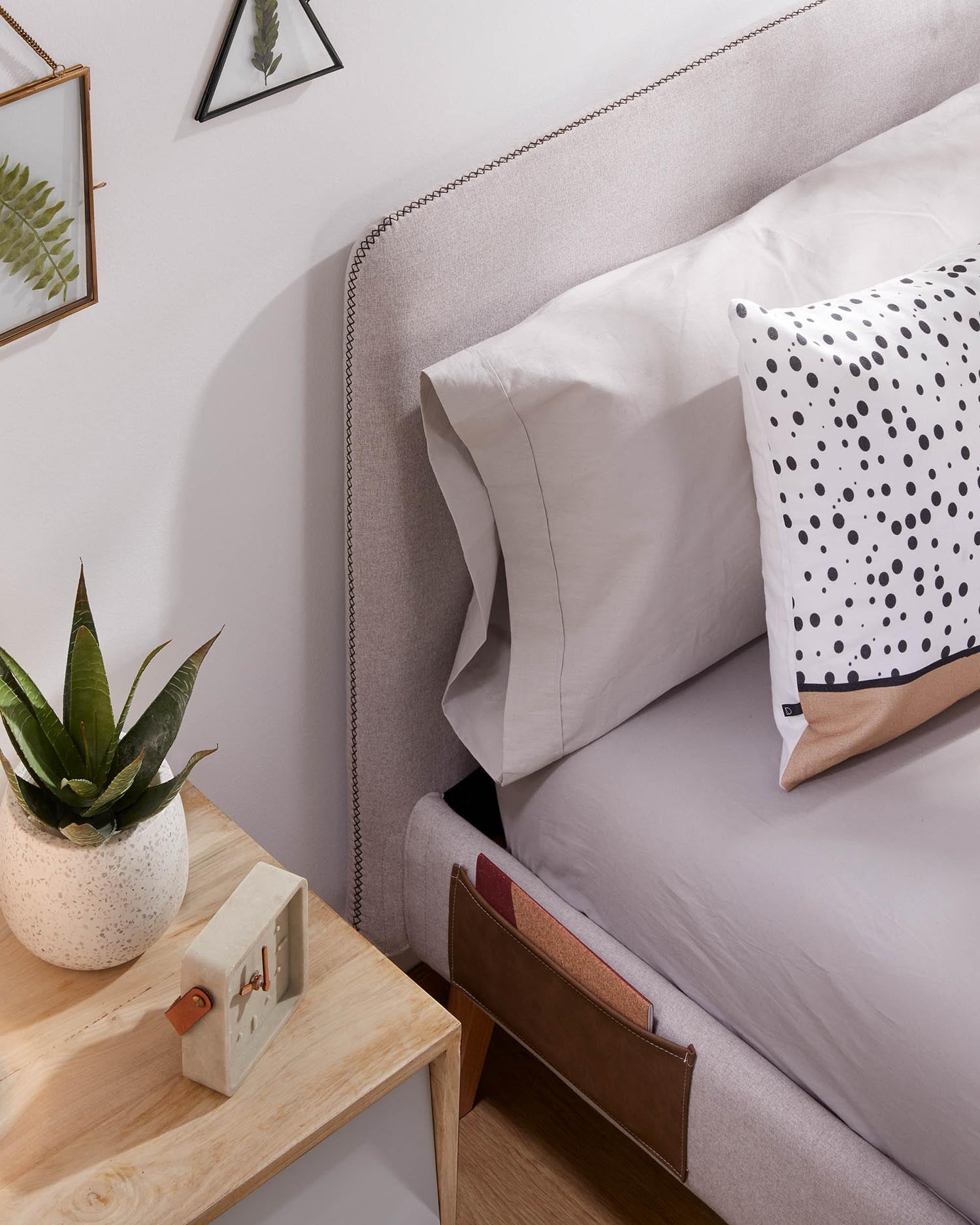 Dyla cover in beige for bed with mattress size 150 x 190 cm