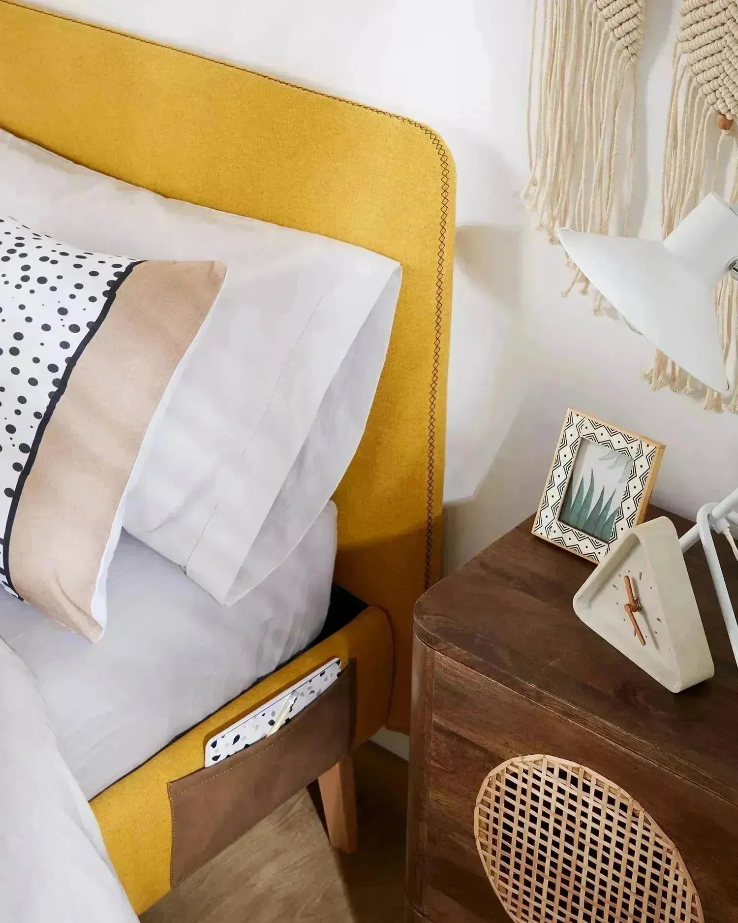 Dyla Senfgelb Bezug für 150x190 cm Betten von Kave Home, stilvoll und bequem, ideal für ein modernes Schlafzimmer.