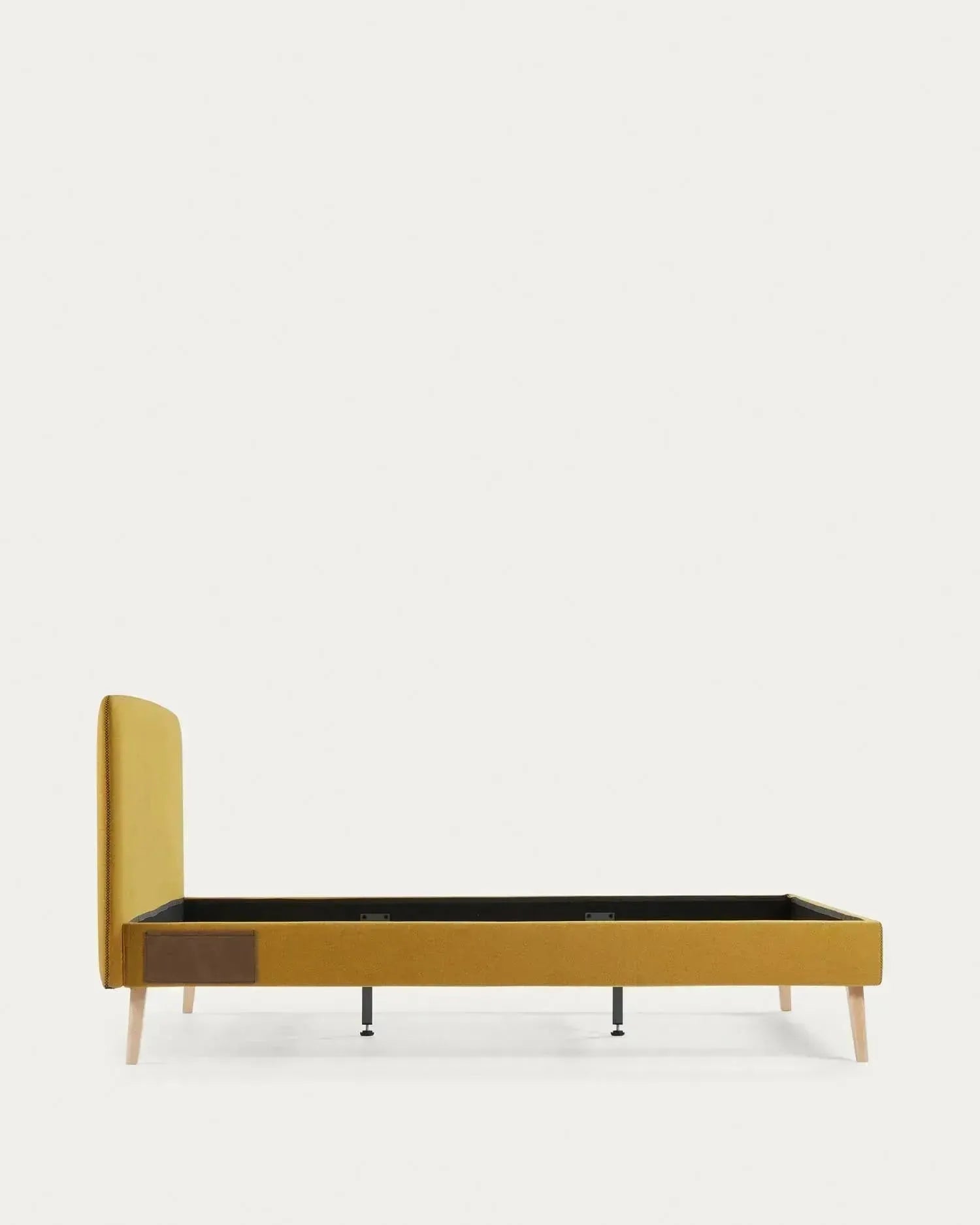 Dyla Bettbezug in Senfgelb für 150x190 cm Betten von Kave Home, modern und komfortabel, perfekt für stilvolle Schlafzimmer.