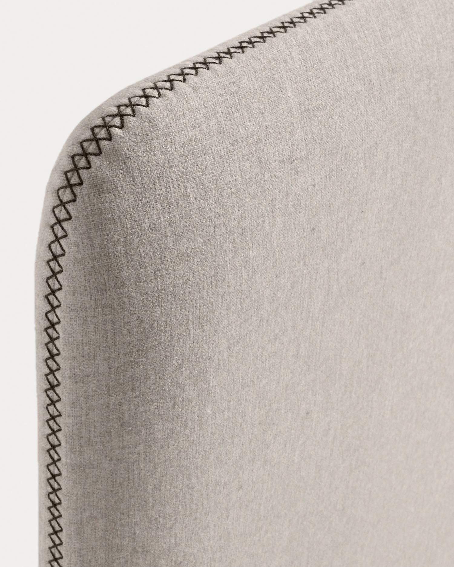 Eleganter Dyla Bettbezug in Beige von Kave Home, passend für 160x200 cm Matratzen, stilvoll und hochwertig verarbeitet.