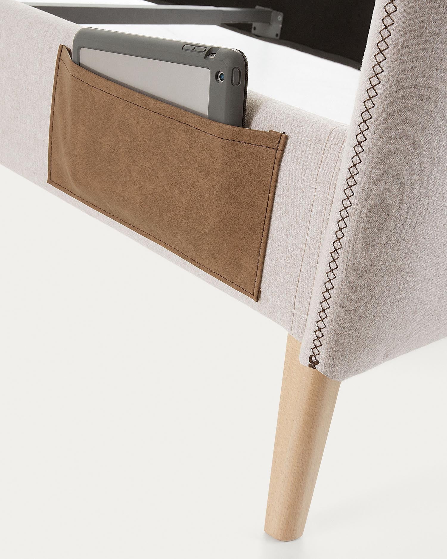 Beiger Dyla Bettbezug von Kave Home, ideal für 160x200 cm Matratzen, modern, elegant und aus hochwertigen Materialien gefertigt.