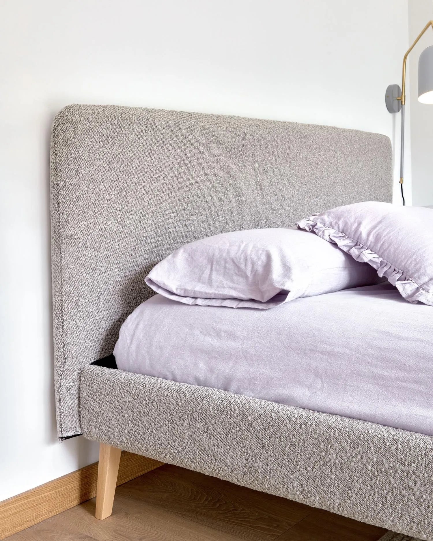 Elegantes Dyla Bett in hellgrauem Bouclé, passend für 160x200 cm Matratzen, von Kave Home. Modernes Design und Komfort.