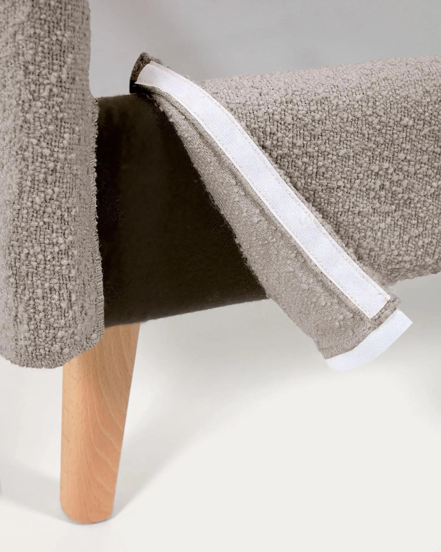 Elegantes Dyla Bett von Kave Home in hellgrauem Bouclé, passend für 160x200 cm Matratzen. Modernes Design und hoher Komfort.