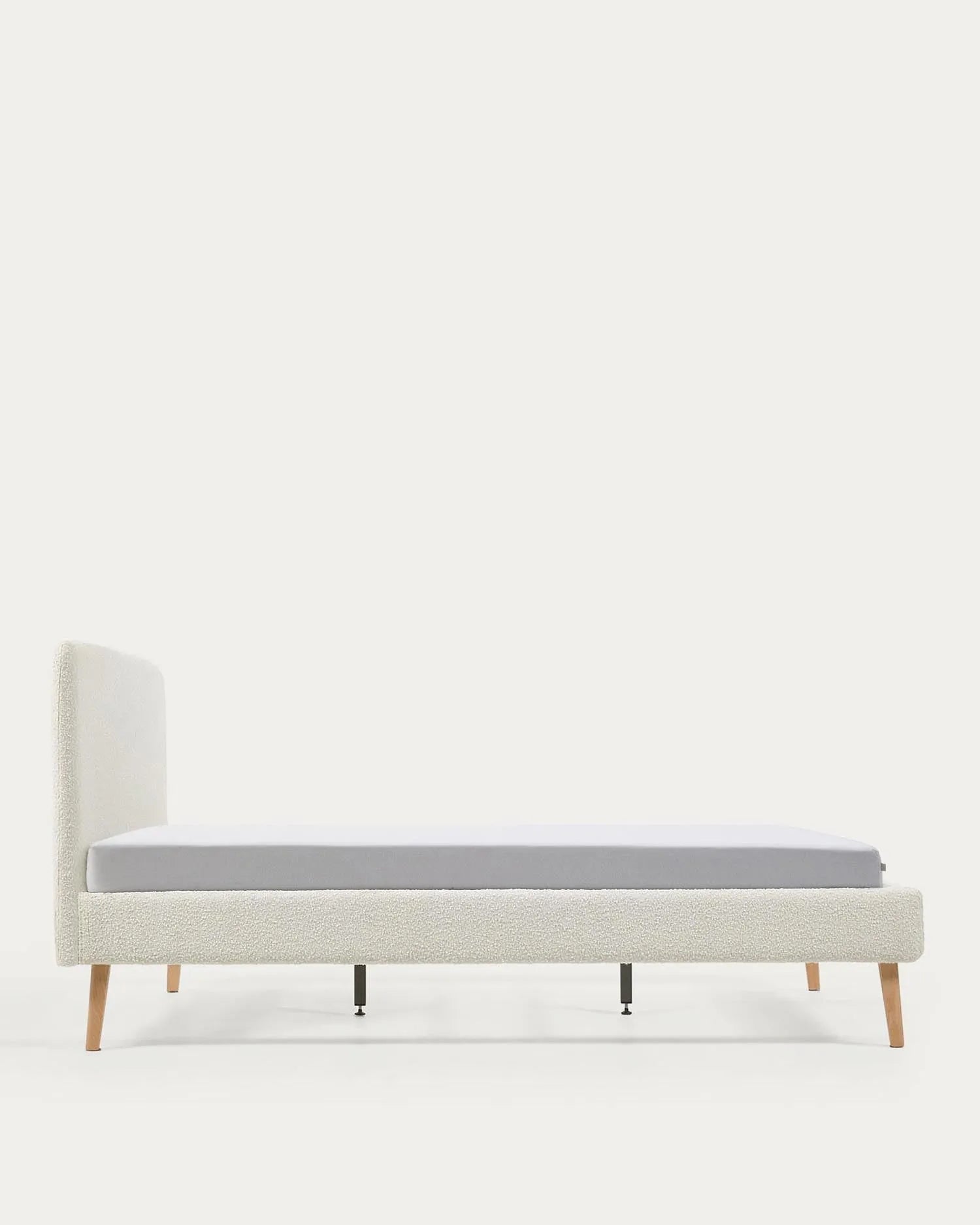 Elegantes Dyla Bett in weißem Bouclé von Kave Home, passend für 160x200 cm Matratzen. Zeitloses Design und hoher Komfort.