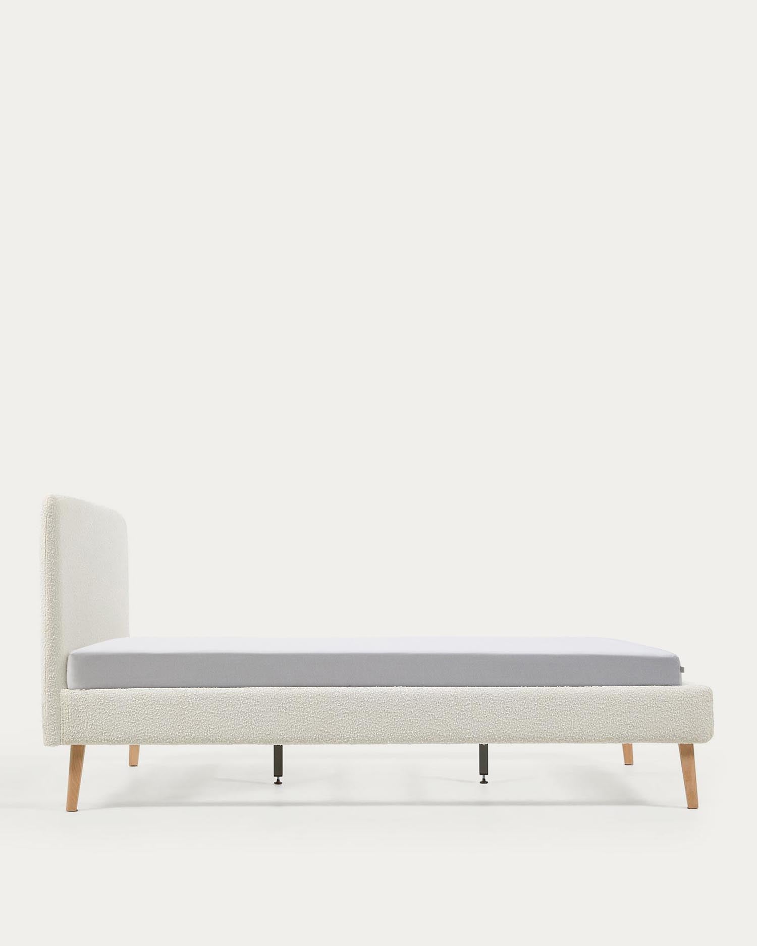 Elegantes Dyla Bett in weissem Bouclé: Modernes Design, luxuriöse Textur, abnehmbare Bezüge, ideal für 160x200 cm Matratzen.