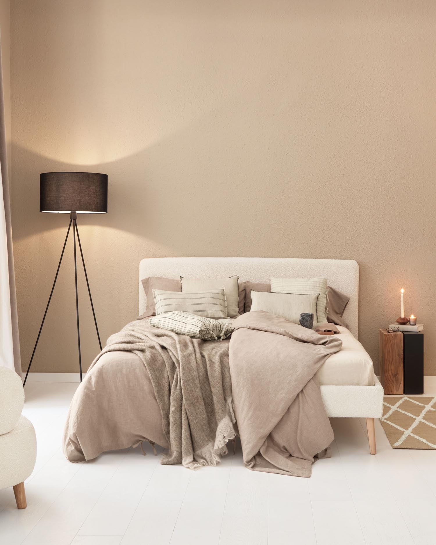 Elegantes Dyla Bett in weißem Bouclé, passend für 160x200 cm Matratzen, von Kave Home. Modernes Design und Komfort.
