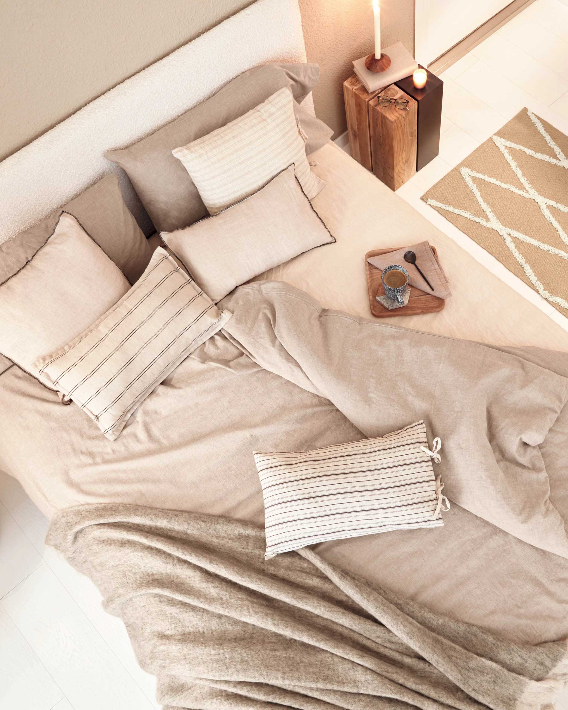 Stilvolles Dyla Bett in weißem Bouclé von Kave Home, geeignet für 160x200 cm Matratzen. Modern und komfortabel.