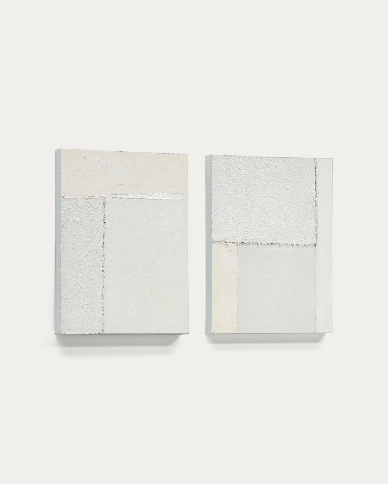 Zwei abstrakte Leinwände in Weiß, 30x40 cm, von Kave Home. Harmonisch, stilvoll, zeitlos – ideal für moderne Räume.