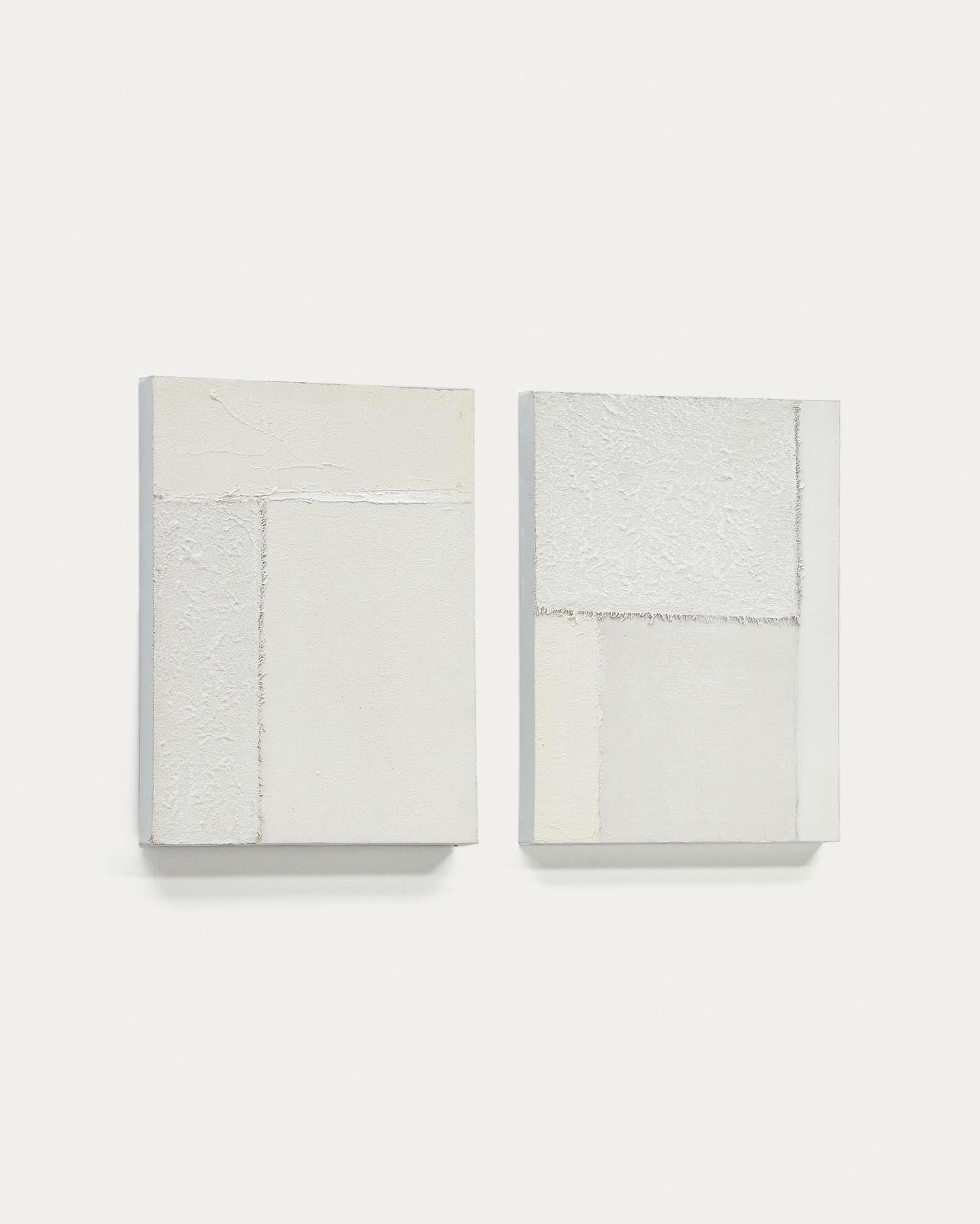 Zwei abstrakte Leinwände in Weiss, 30x40 cm, von Kave Home. Harmonisch, stilvoll, zeitlos – ideal für moderne Räume.