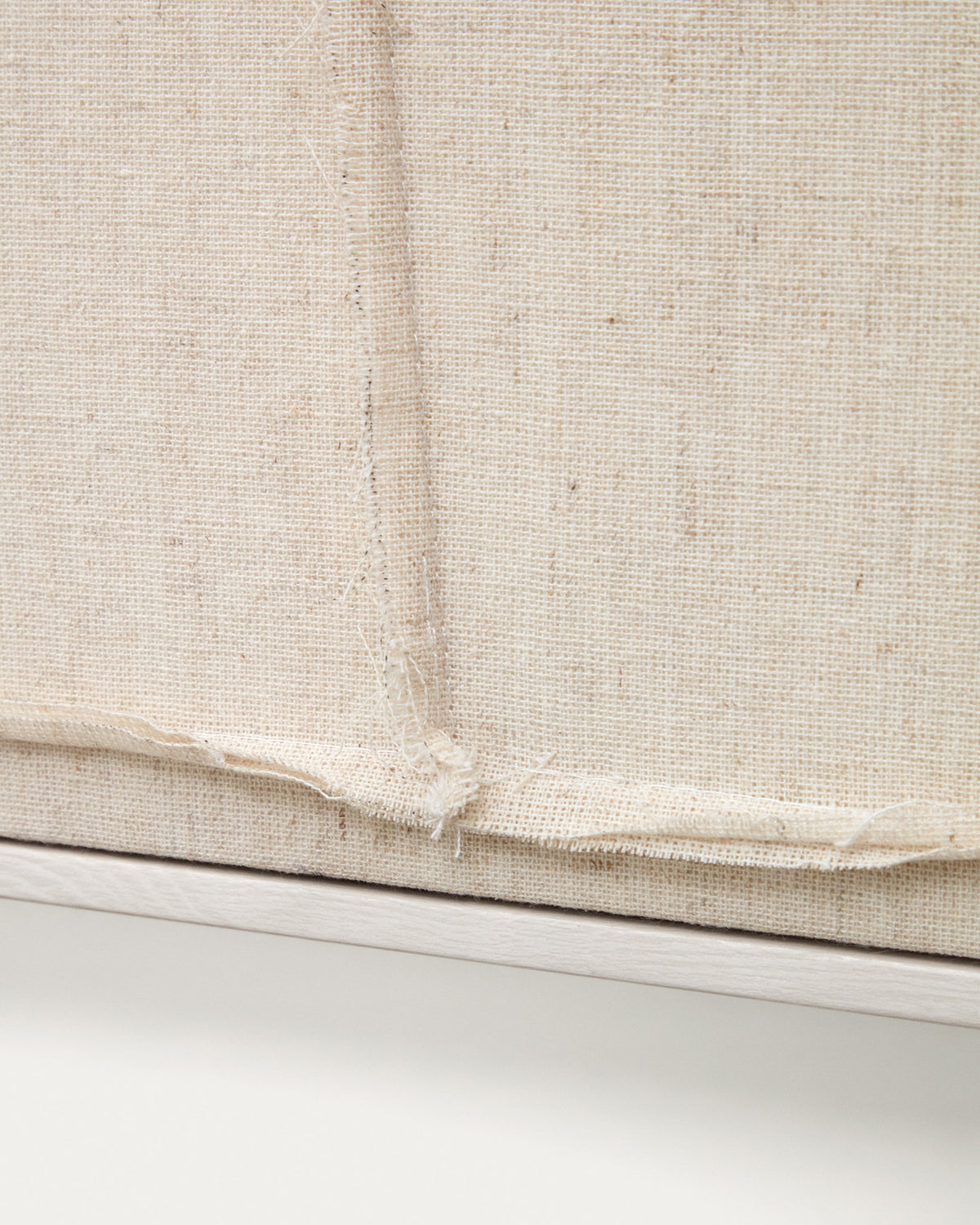 Maha Bild in Weiss mit horizontaler Linie 52 x 72 cm in Beige präsentiert im Onlineshop von KAQTU Design AG. Bild ist von Kave Home