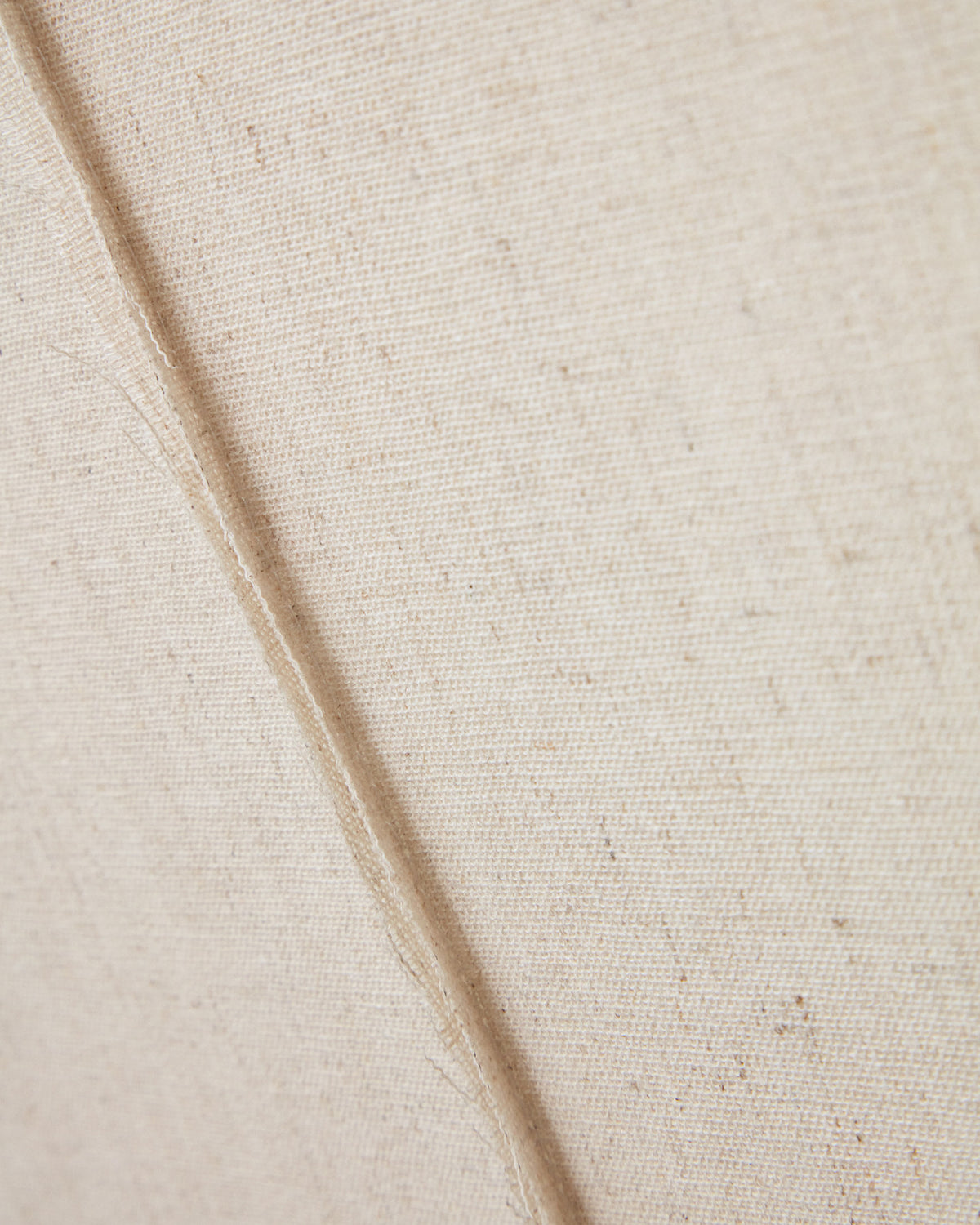 Bild Maha in Weiss mit vertikaler Linie 52 x 72 cm in Beige präsentiert im Onlineshop von KAQTU Design AG. Bild ist von Kave Home