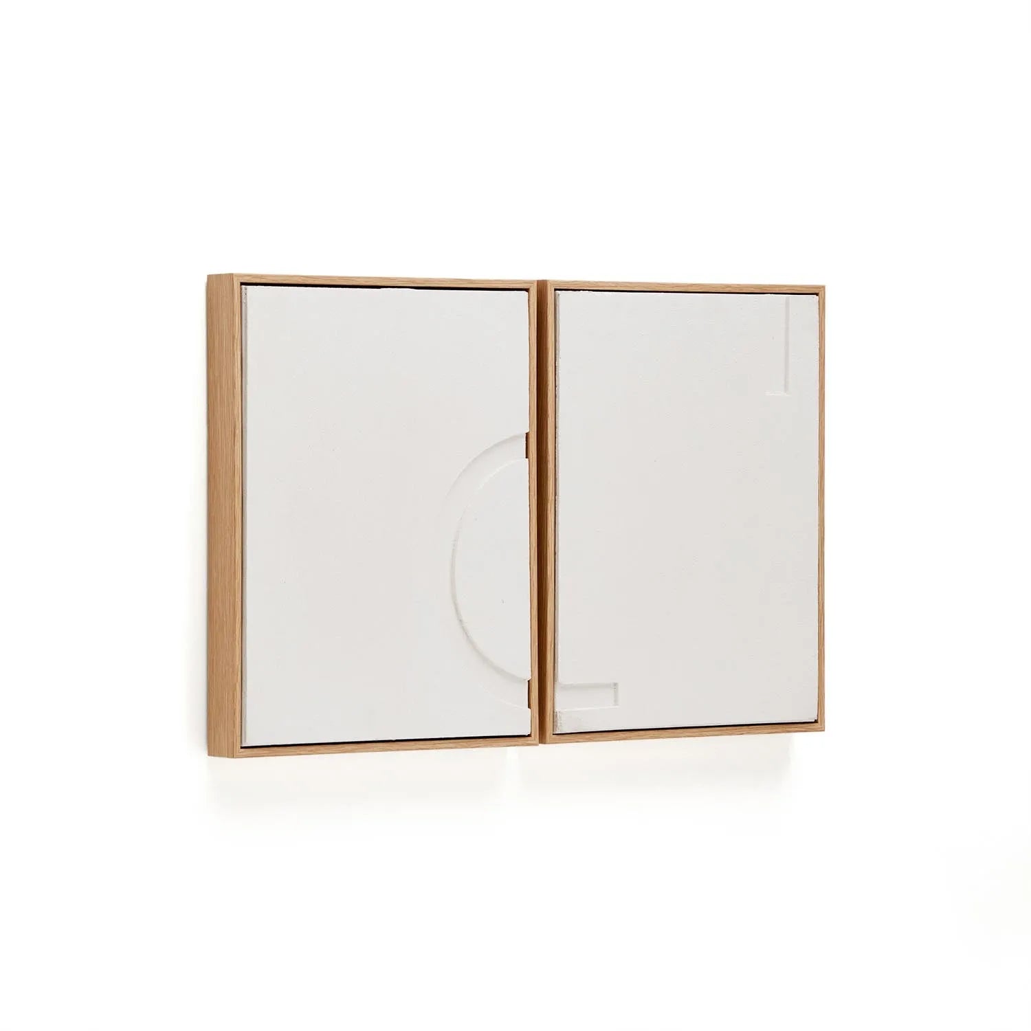 Stilvolle, minimalistische Kunstwerke in Weiß, die mit geometrischen Formen und hochwertigen Materialien zeitlose Eleganz in Ihr Zuhause bringen.