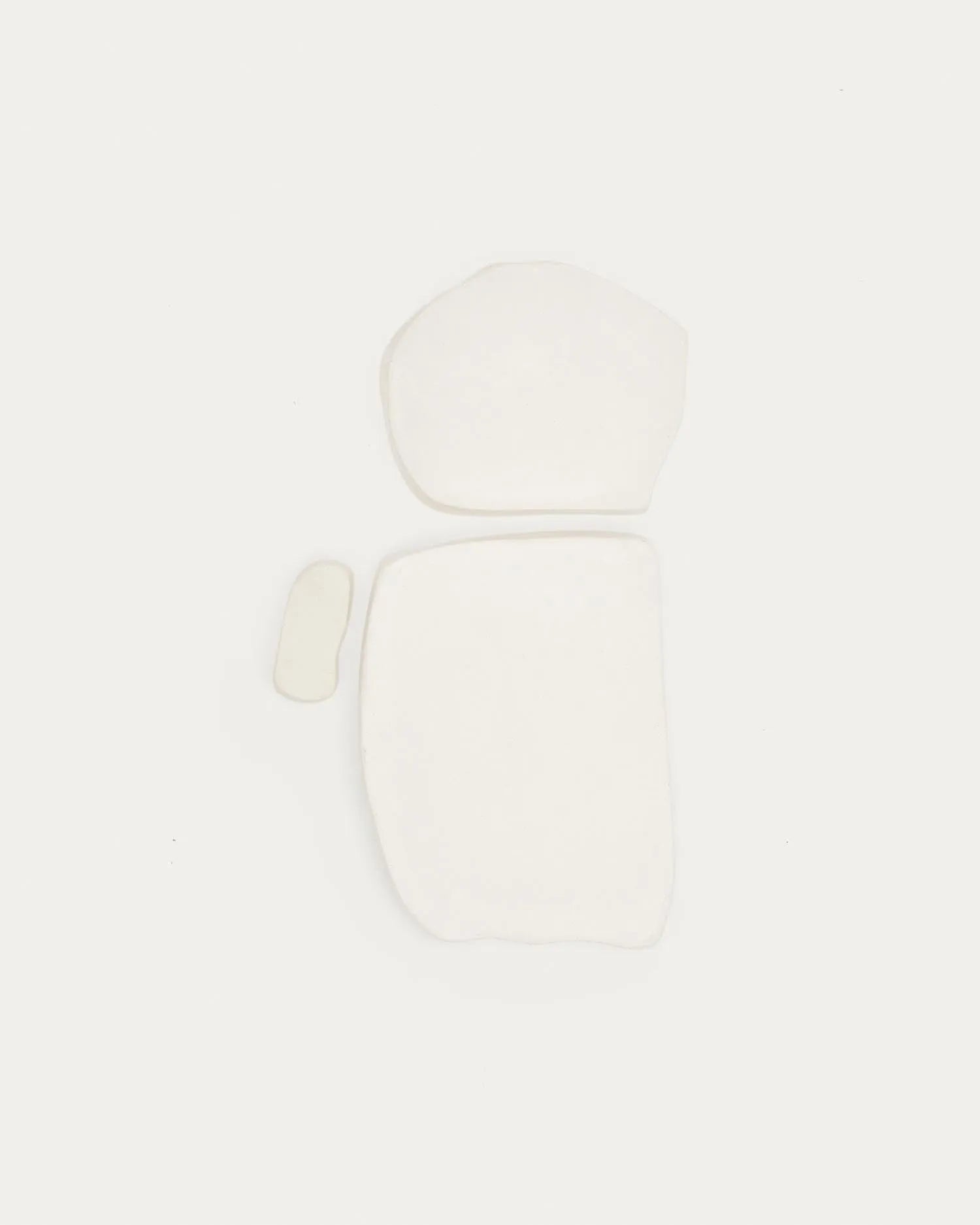 Stilvolles 3er Set quadratische Wanddeko aus weißem Pappmaché von Kave Home, perfekt für zeitgemäße und elegante Wohnräume.