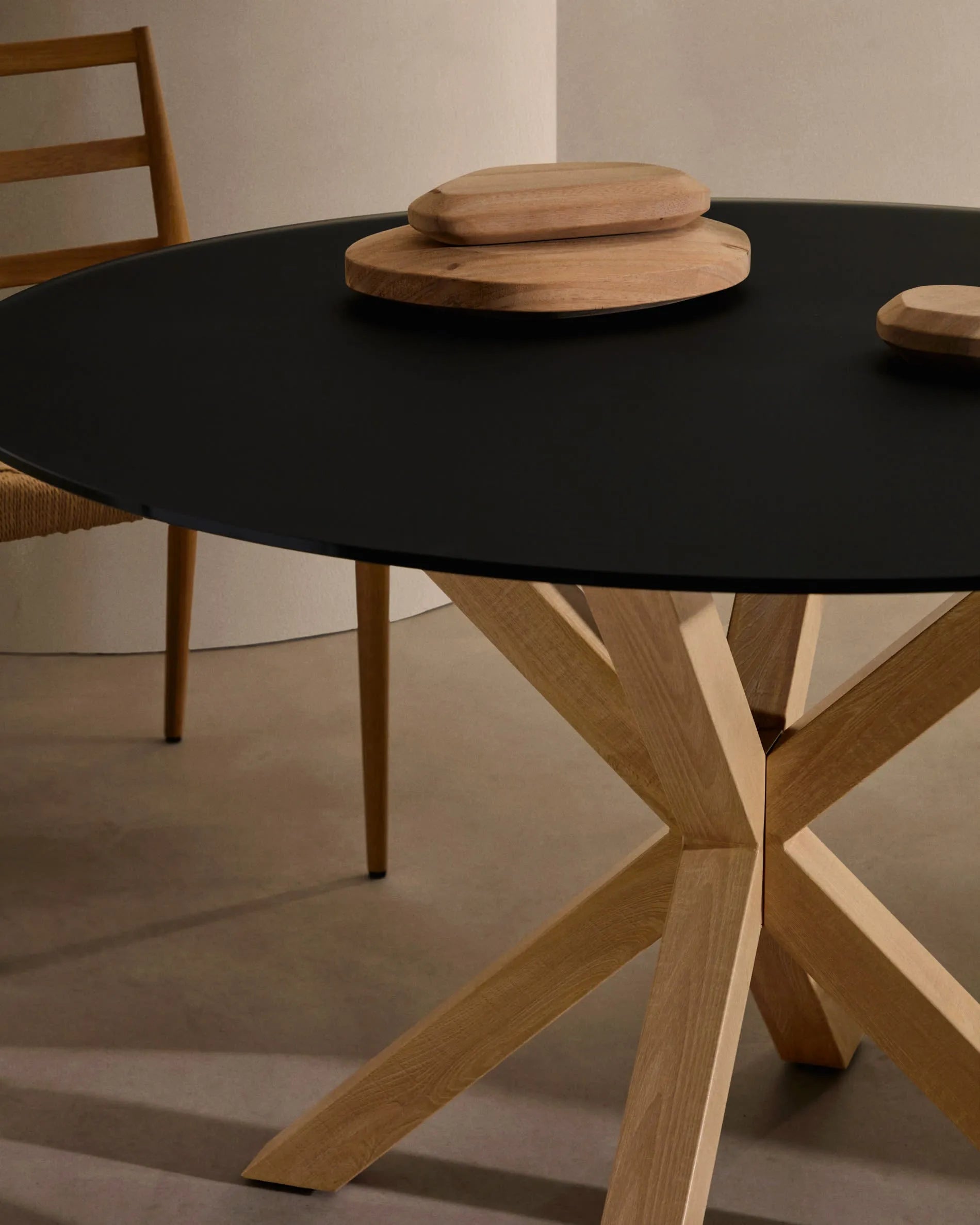 Elegante Wanddeko aus Mungurholz, die mit natürlicher Schönheit und einzigartiger Handwerkskunst jeden Raum veredelt.